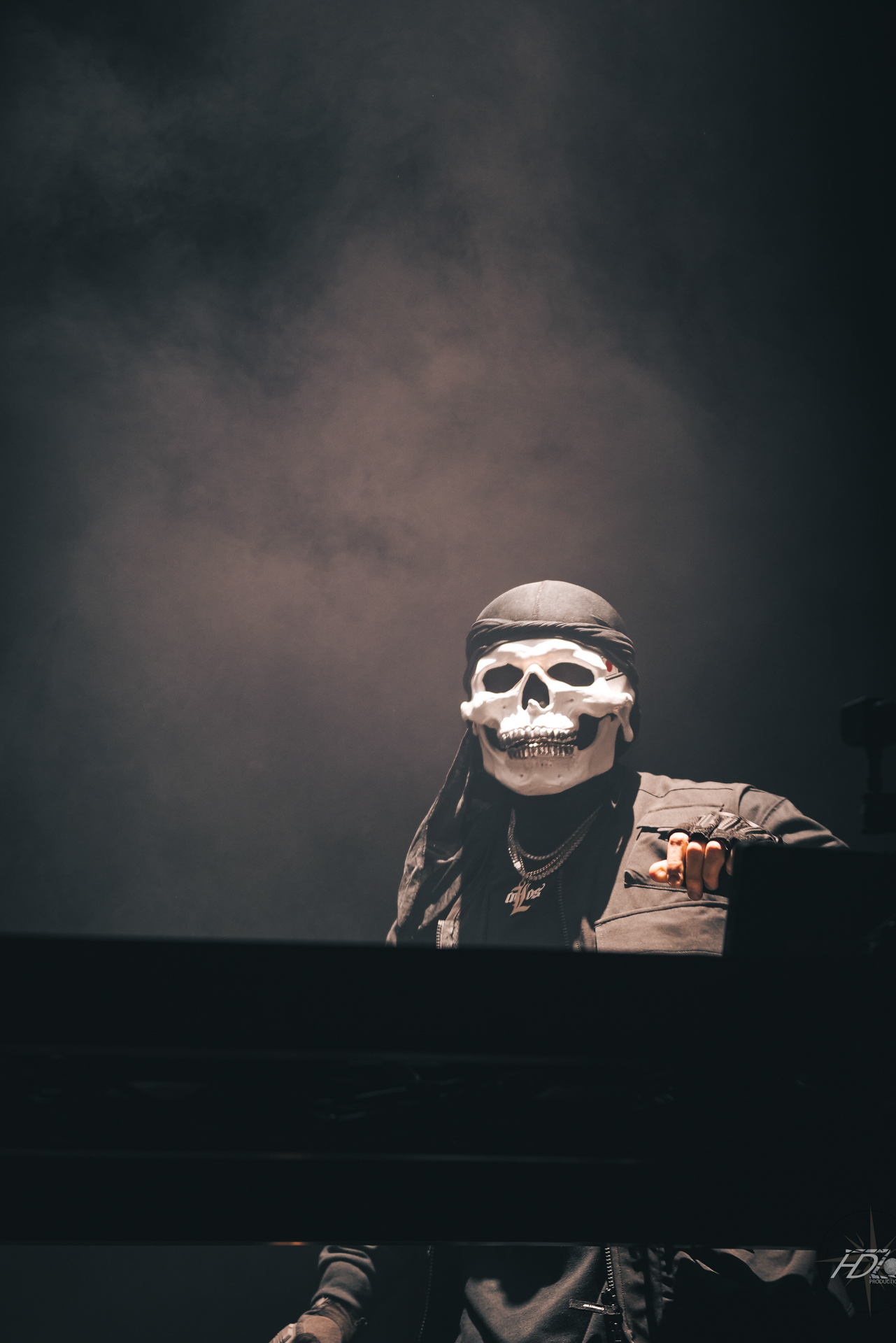 Un portrait du DJ Vladimir Cauchemar lors du festival de musique Garospring à l'Arkea Arena à Bordeaux immortalisé par un photographe de concert.