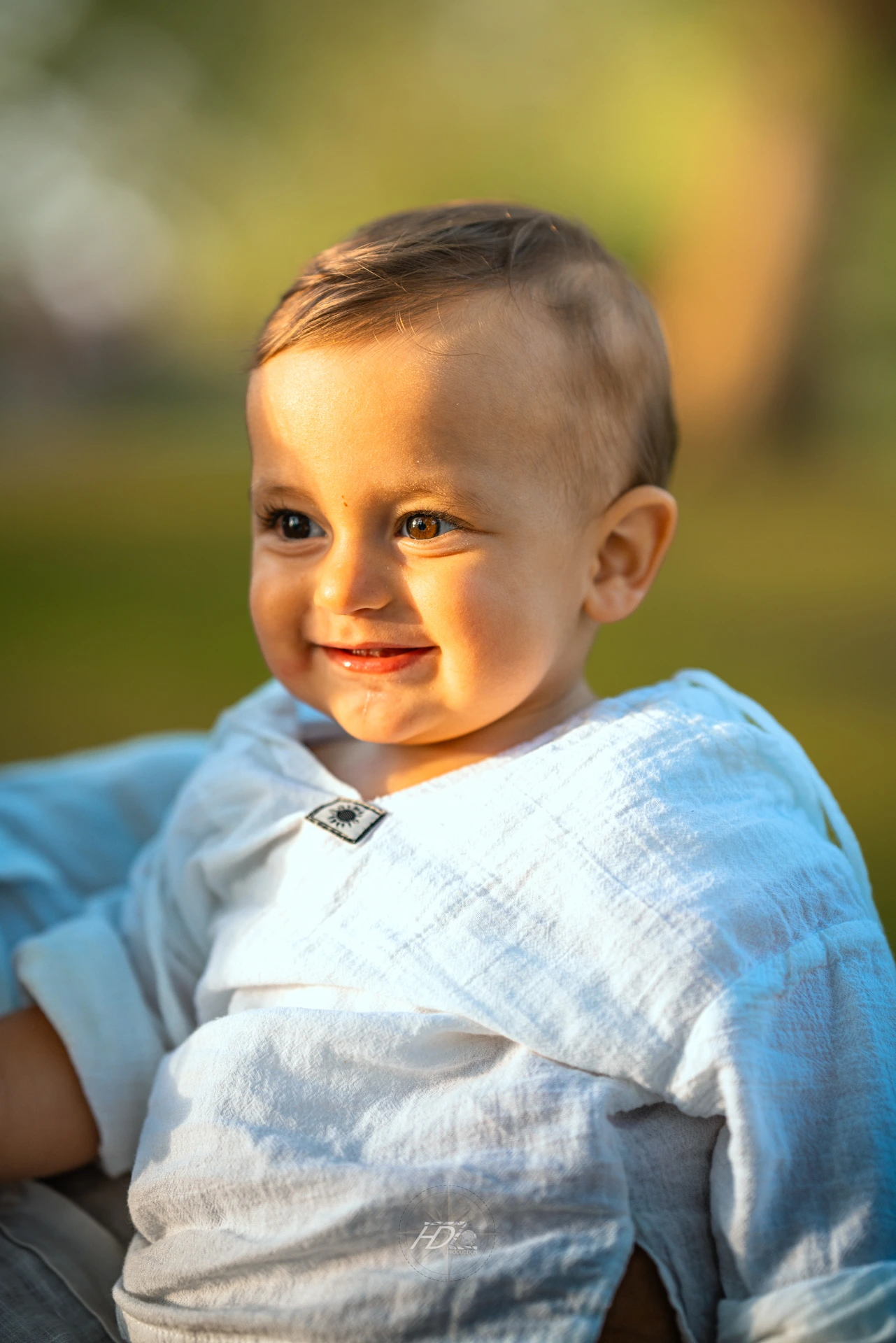 Portrait d'un enfant lors d'un shooting famille au coucher de soleil à Bordeaux immortalisé par leur photographe famille.