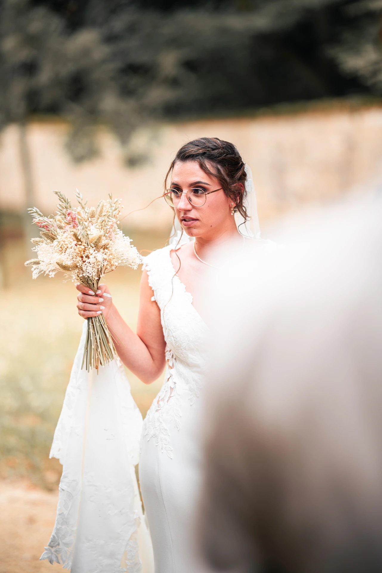 La mariée qui tient son bouquet de mariage lors d'un shooting mariage à Bordeaux