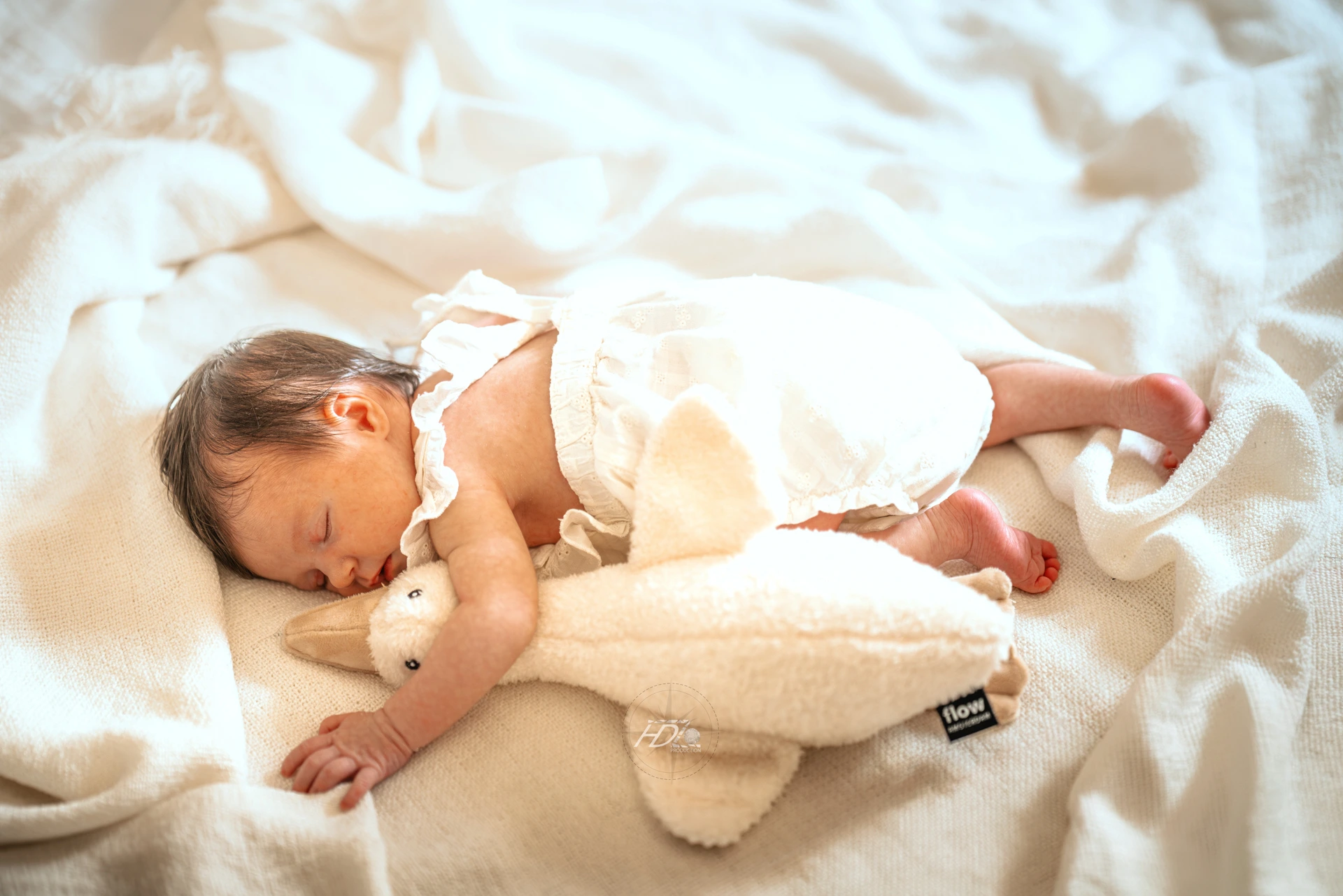 Portrait d'un bébé lors d'un shooting naissance à Bordeaux immortalisé par leur photographe naissance.
