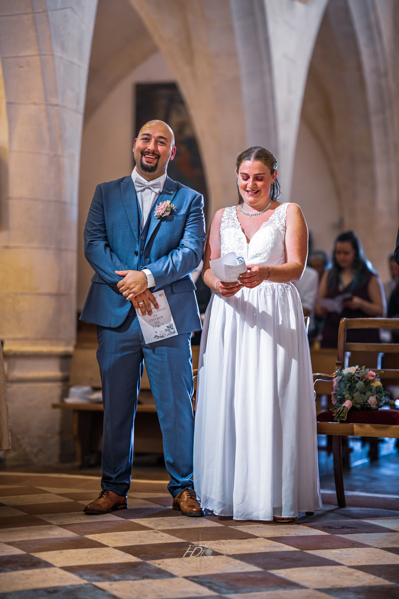 Un couple ensemble lors de la cérémonie religieuse de leur mariage à Bordeaux