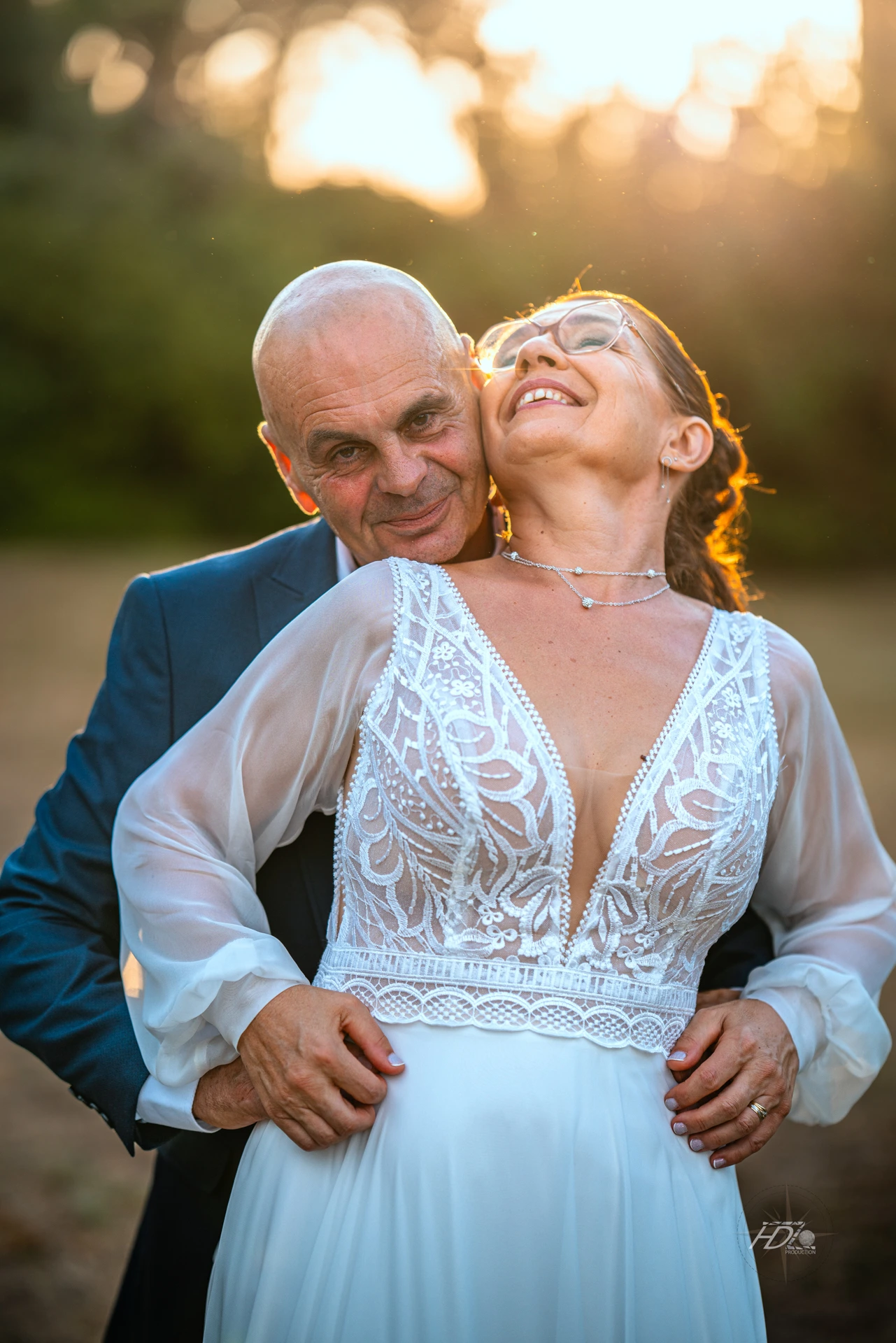 Un portrait des mariées au coucher du soleil lors d'un shooting mariage à Saint-Émilion à côté de Bordeaux