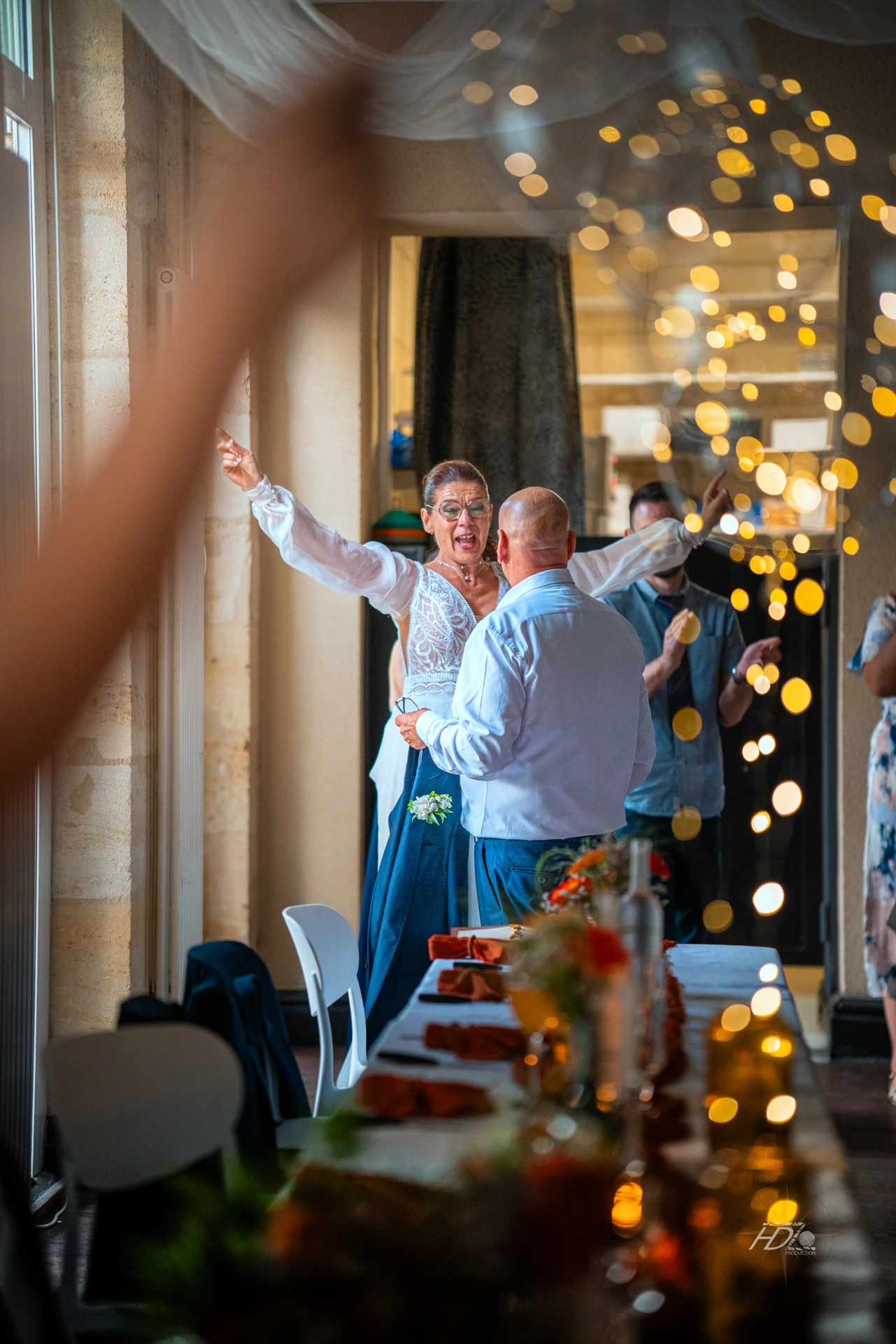 Les mariées pris en photo par leur photographe mariage lors de leur événement à Saint-Émilion à côté de Bordeaux.
