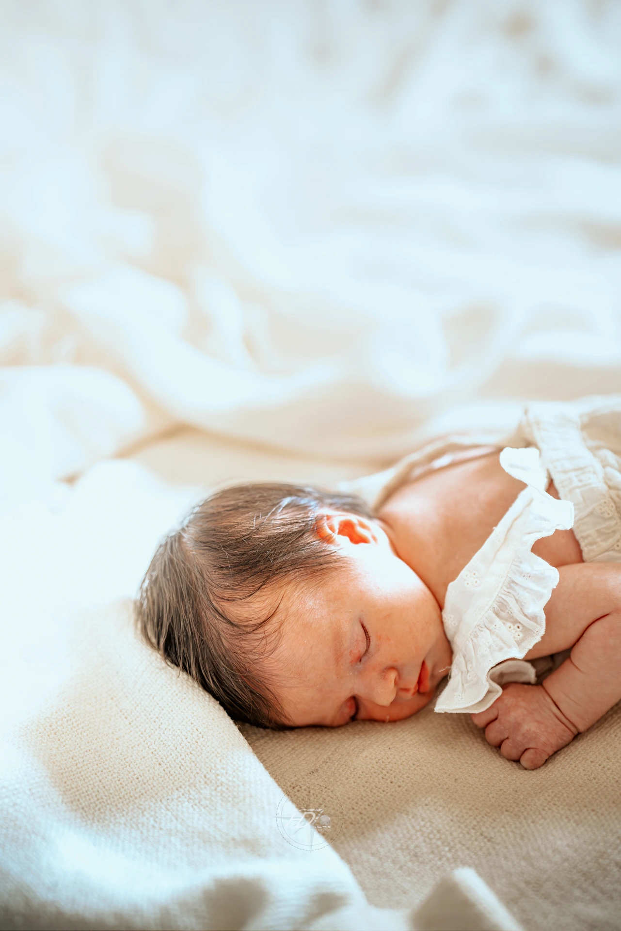 Portrait d'un bébé lors d'un shooting naissance à Bordeaux immortalisé par leur photographe naissance.
