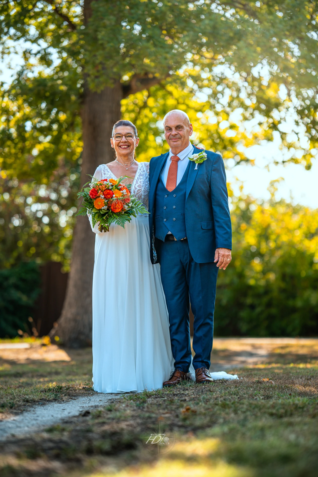Un portrait des mariées dans un bois lors de leur mariage à. Saint-Émilion à côté de Bordeaux par leur photographe mariage.