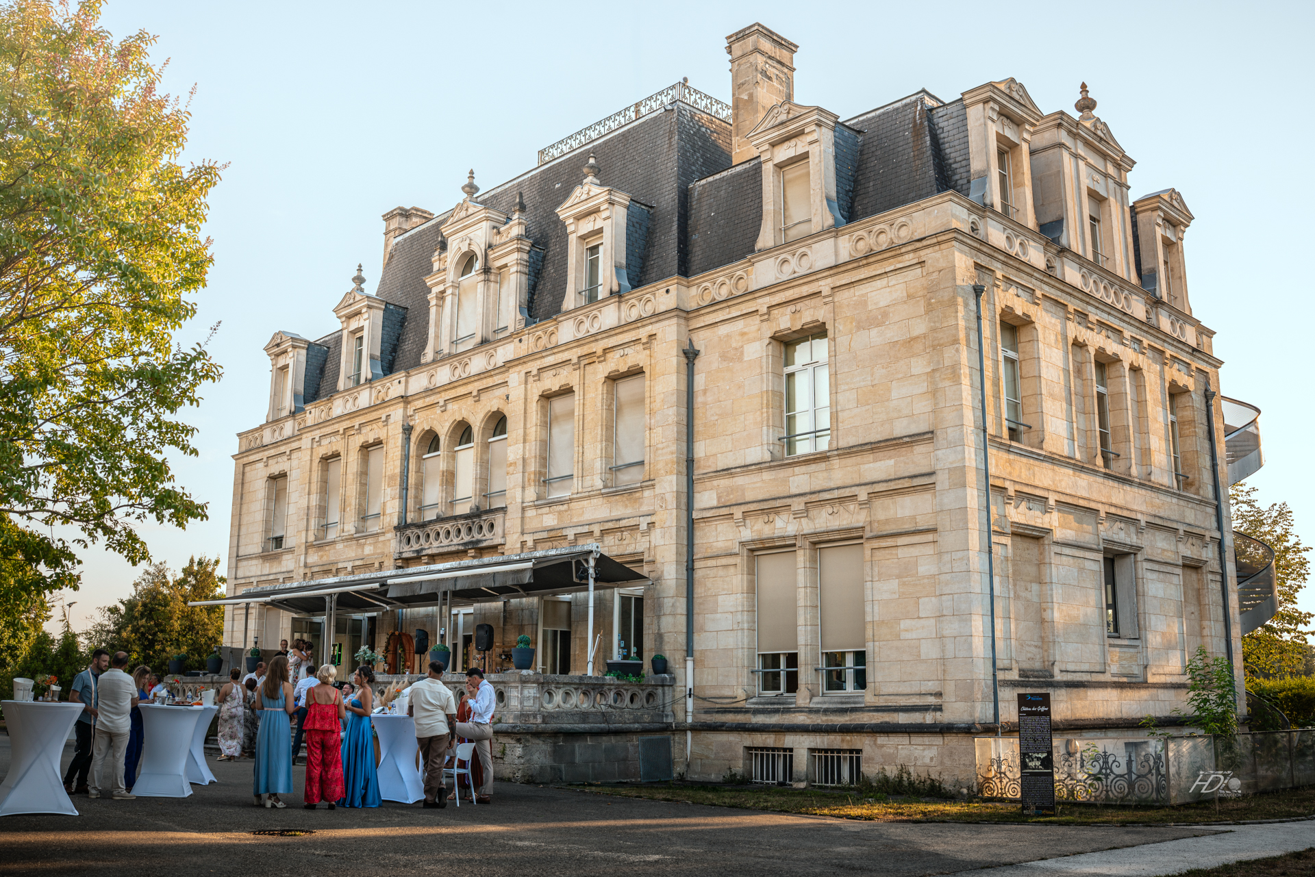 Chateau à Bordeaux accueillant un événement d'entreprise immortalisé par leur photographe événementielle.