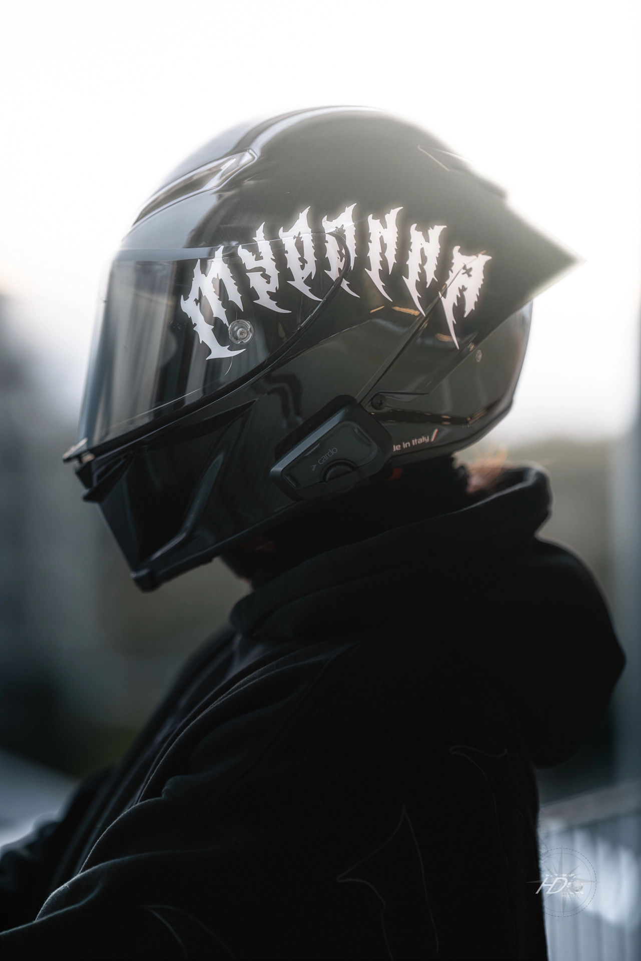 Le casque de cette femme motarde brille et les inscriptions également.