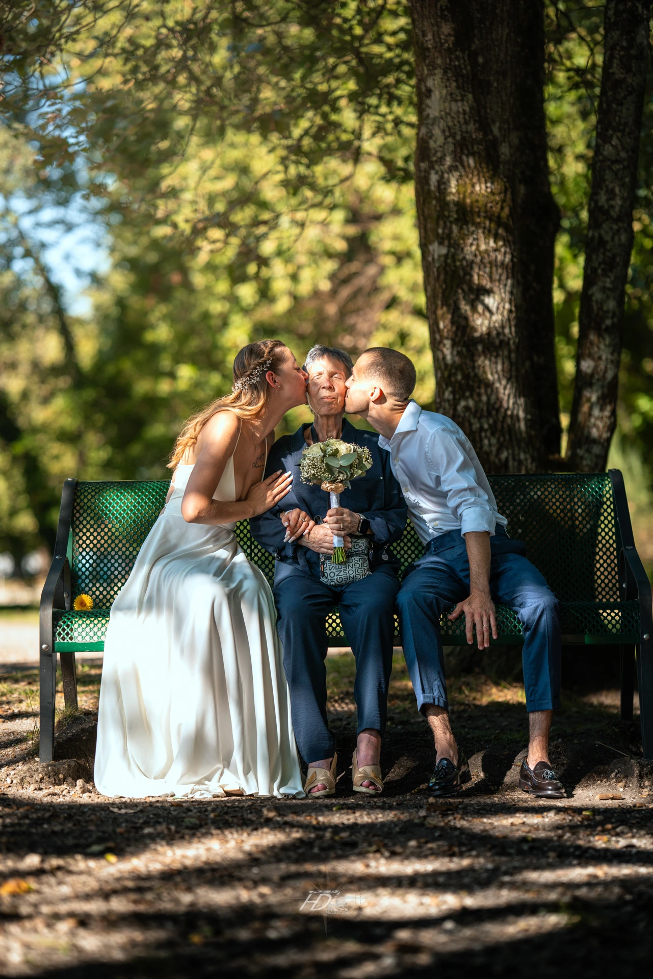 Les mariées embrassant une femme âgé lors de leur mariage à Bordeaux pris par leur photographe de mariage.