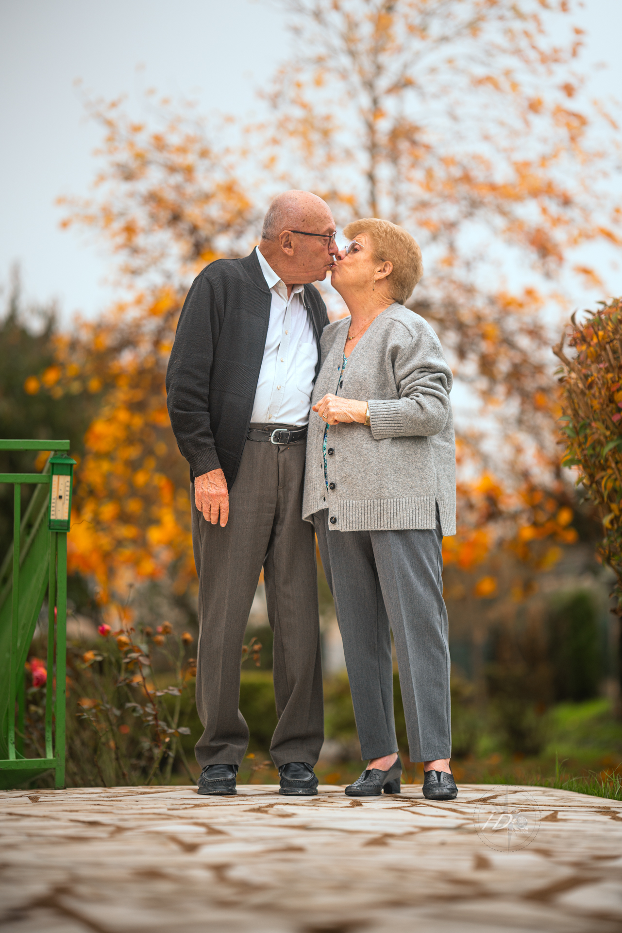 Un couple de grands parents s'embrassant lors d'une séance photo immortalisé par leur photographe portrait à Bordeaux.
