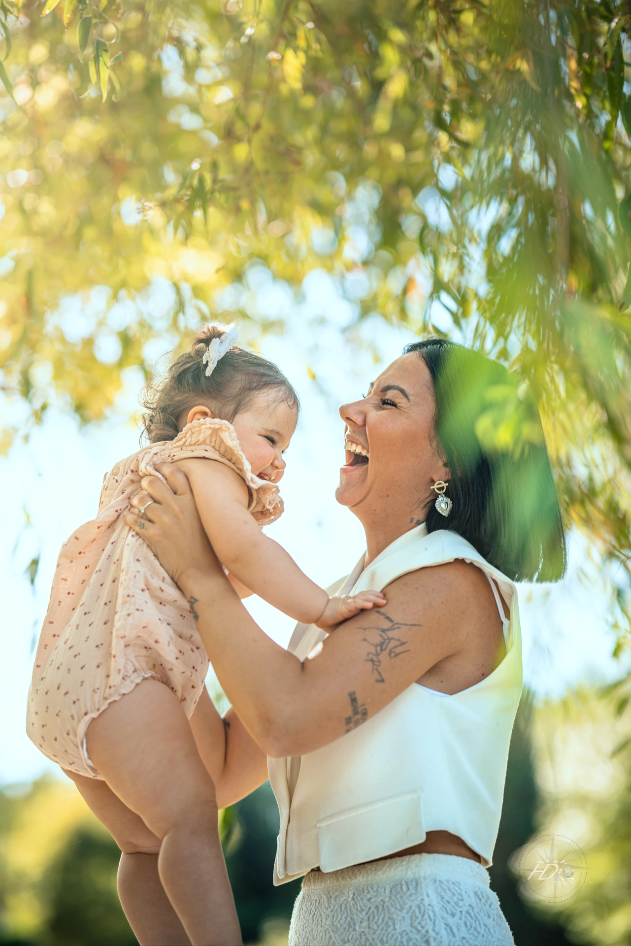 Une maman et sa fille ont un moment de complicité, immortalisé à Bordeaux par leur photographe famille.