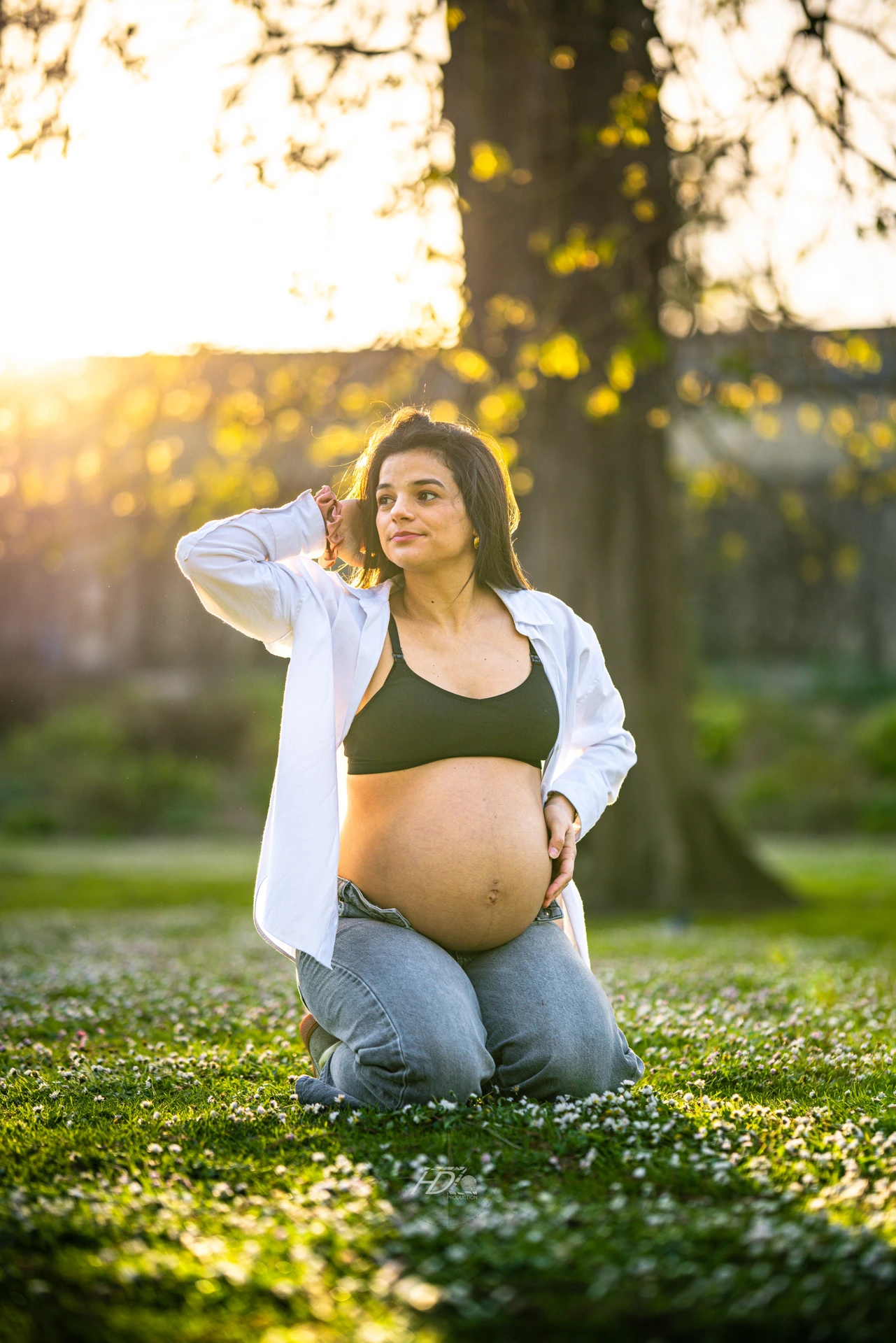 Un portrait en lumière naturelle dans un parc à Bordeaux lors d'un shooting grossesse.