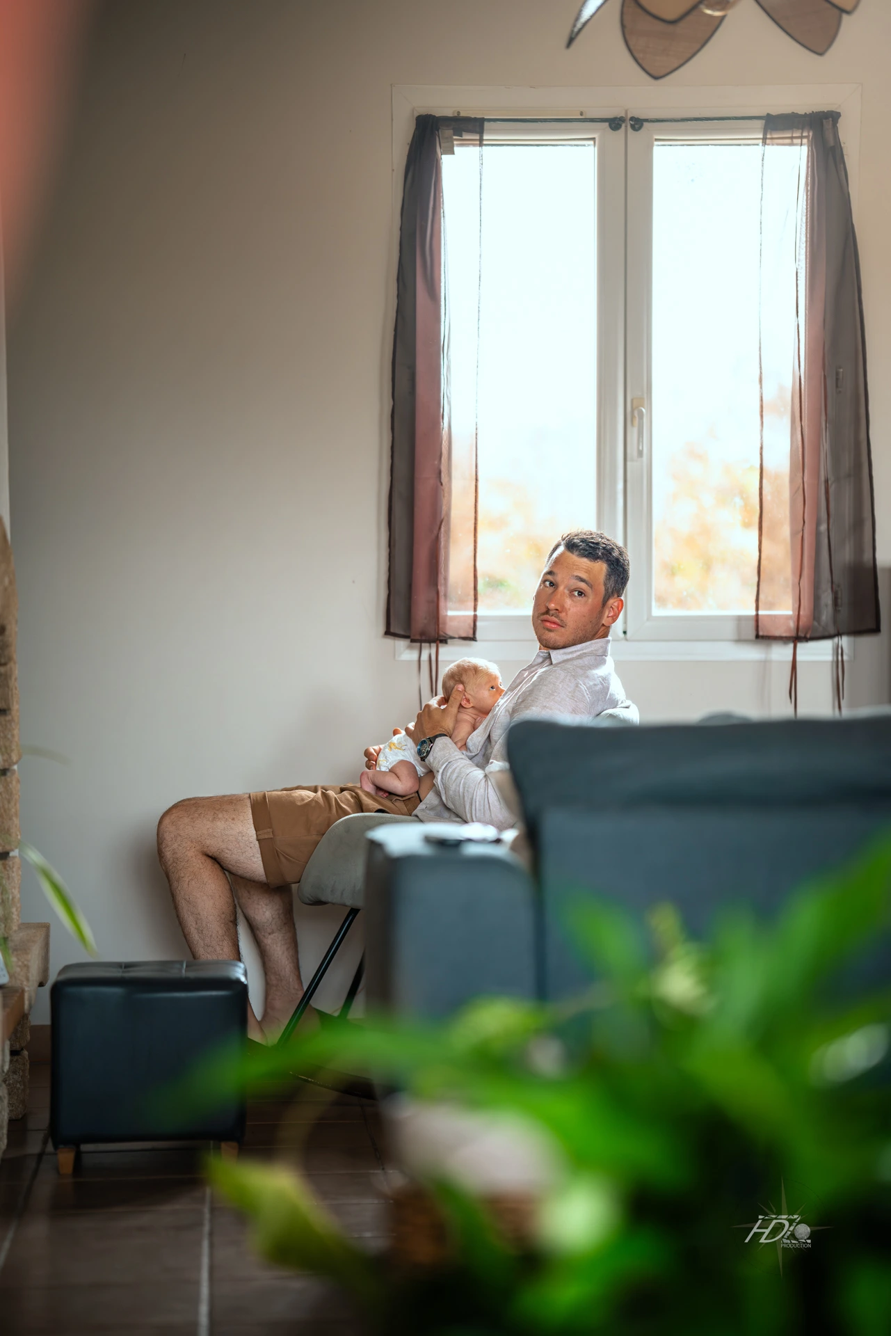 Portrait d'un bébé lors d'un shooting naissance à Tarbes immortalisé par leur photographe naissance.