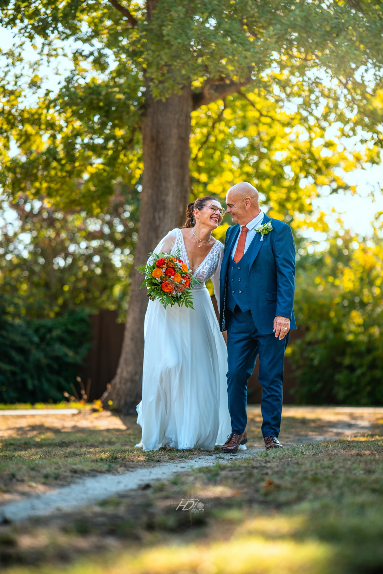 Un couple de mariées rigolant ensemble lors de leur mariage à côté de Bordeaux immortalisé par leur photographe mariage.