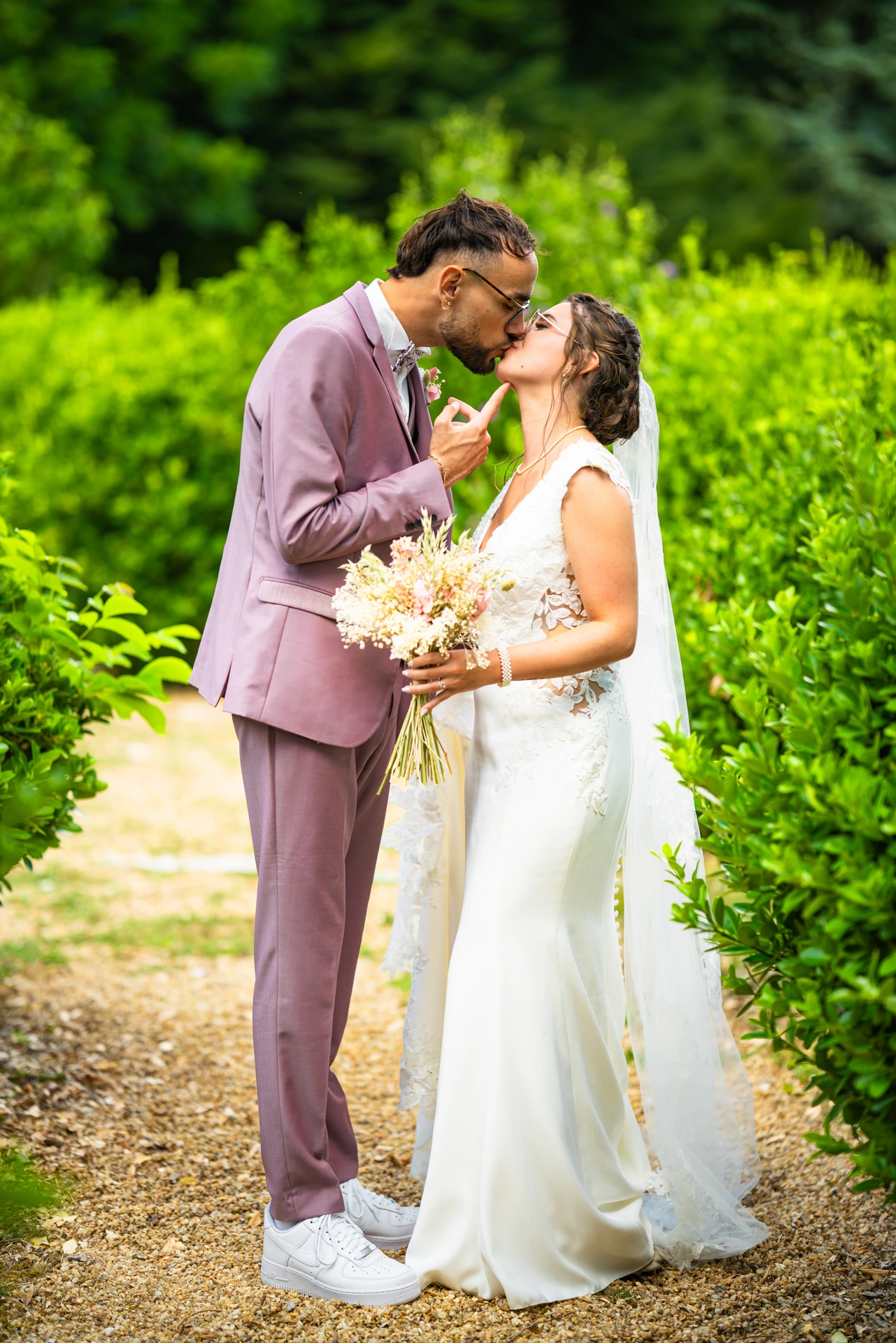 Un portrait des mariées lors de leur mariage à Bordeaux immortalisé par leur photographe mariage.