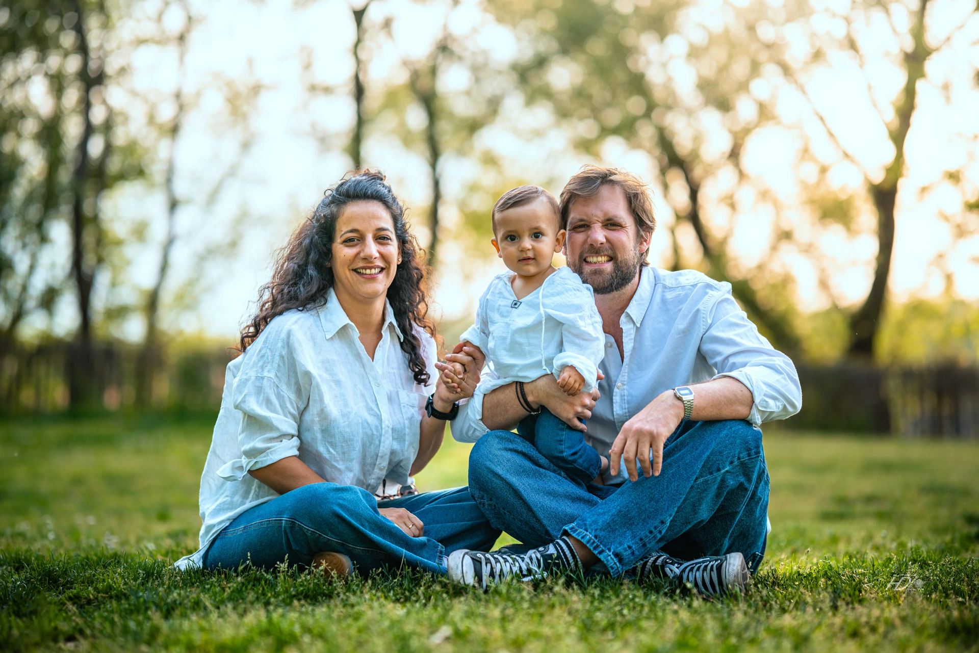 Une famille qui ont un moment de complicité, immortalisé à Bordeaux par leur photographe famille.