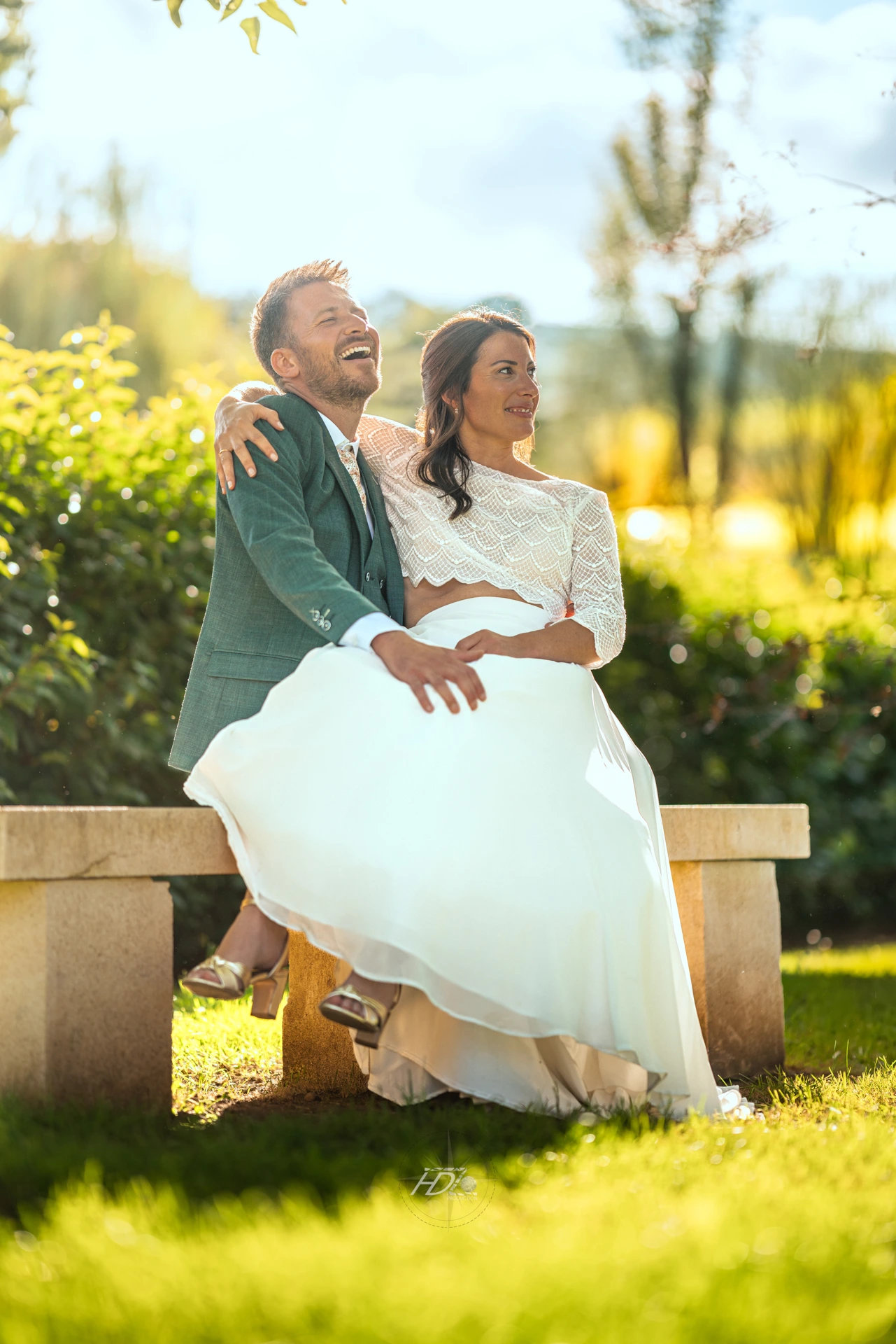 Les mariées rigolant ensemble lors de leur mariage à côté de Poitiers immortalisé par leur photographe de mariage.