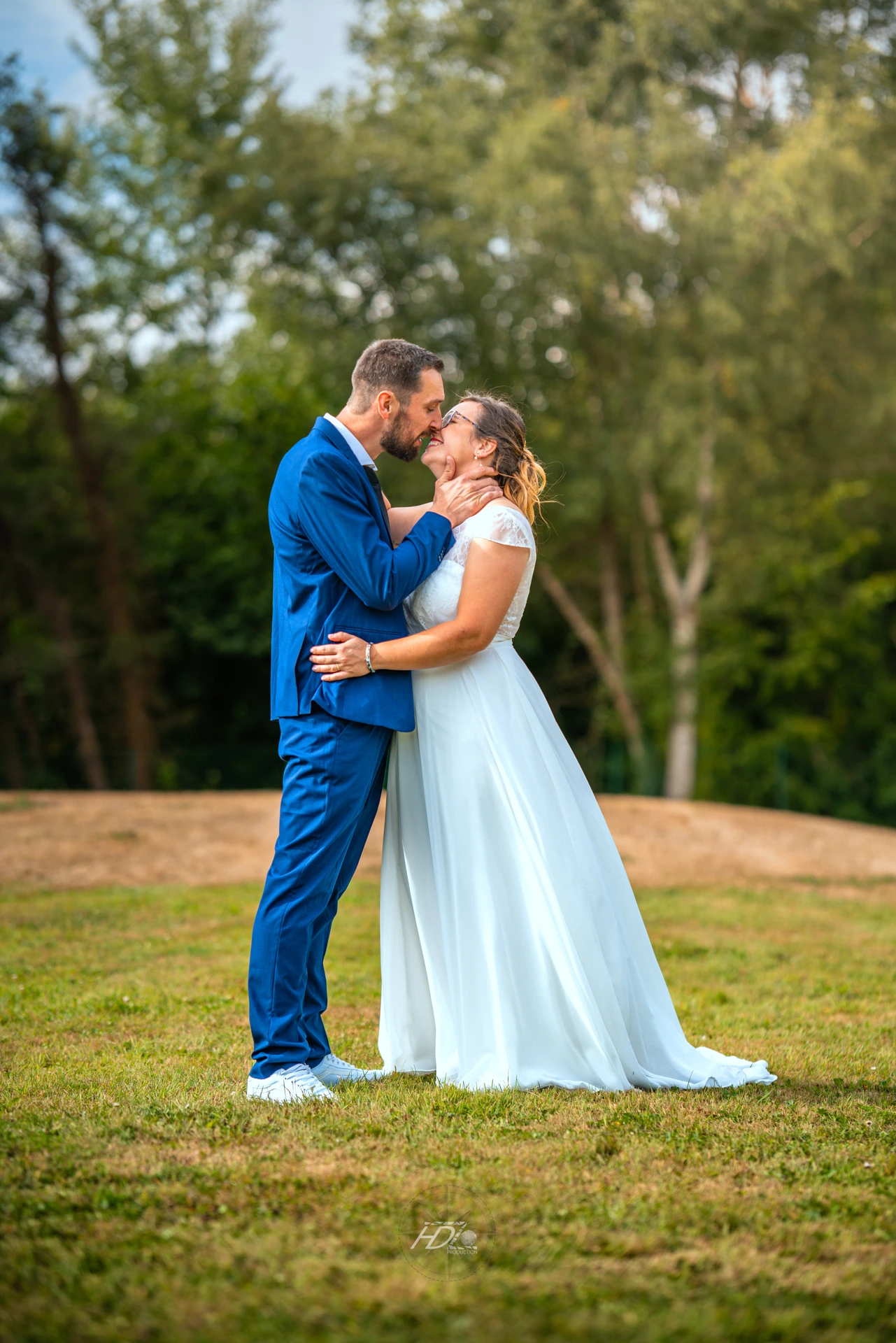 Les mariées se tenant l'un en face de l'autre et se regardant tendrement lors de leur mariage à côté de Amiens immortalisé par leur photographe mariage