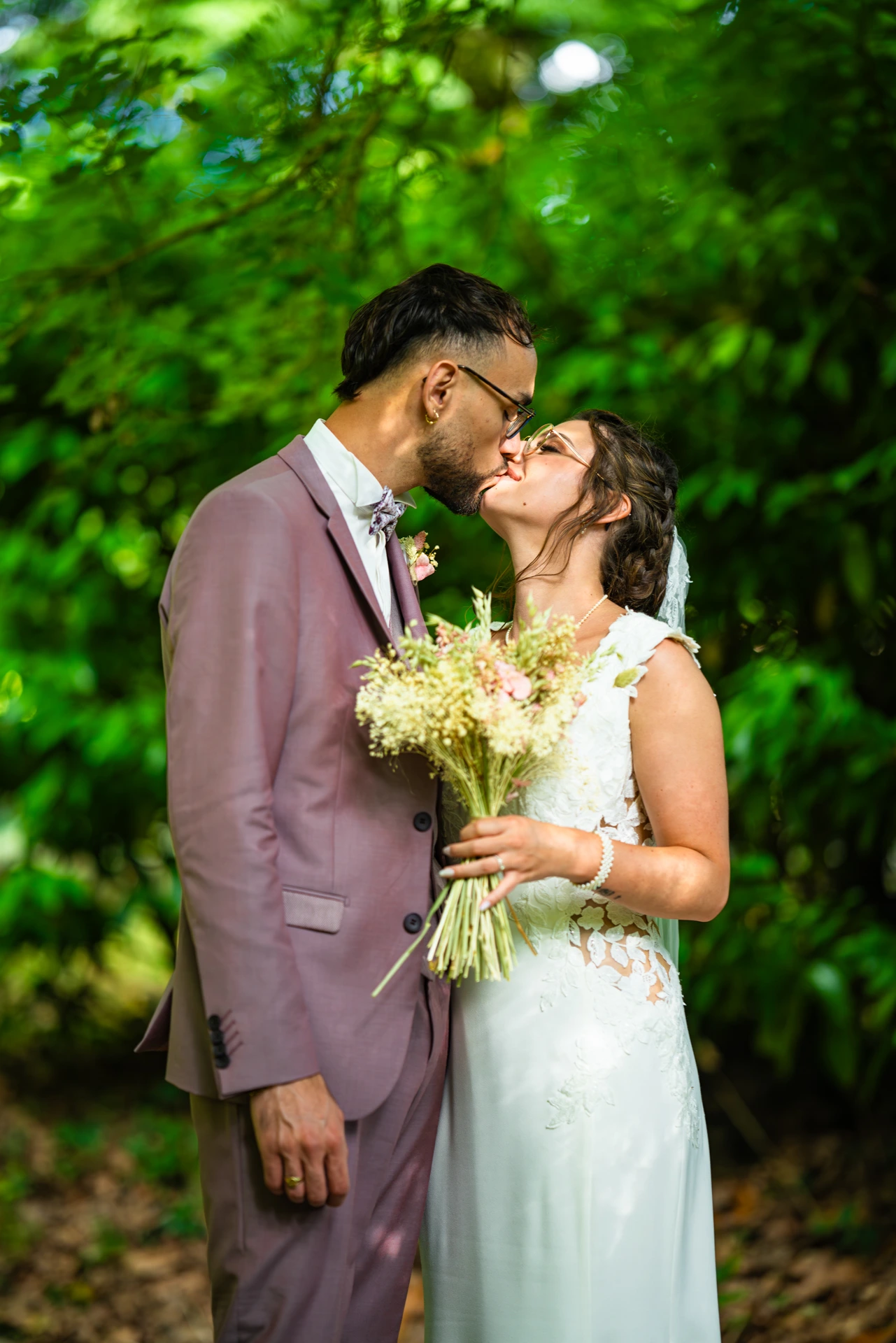 Un portrait des mariées lors de leur séance photo mariage à Bordeaux immortalisé par leur photographe mariage.
