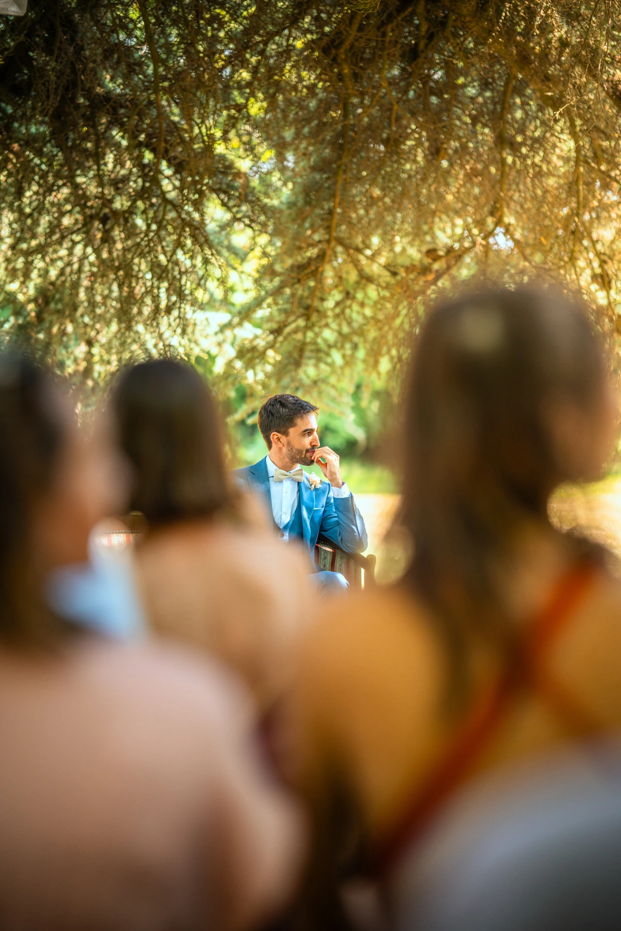 Le mariée attendant la mariée pendant la cérémonie laïque, au milieu des visages attendant la mariée lors de leur mariage à Sainte-Bazeille immortalisé par leur photographe de mariage.