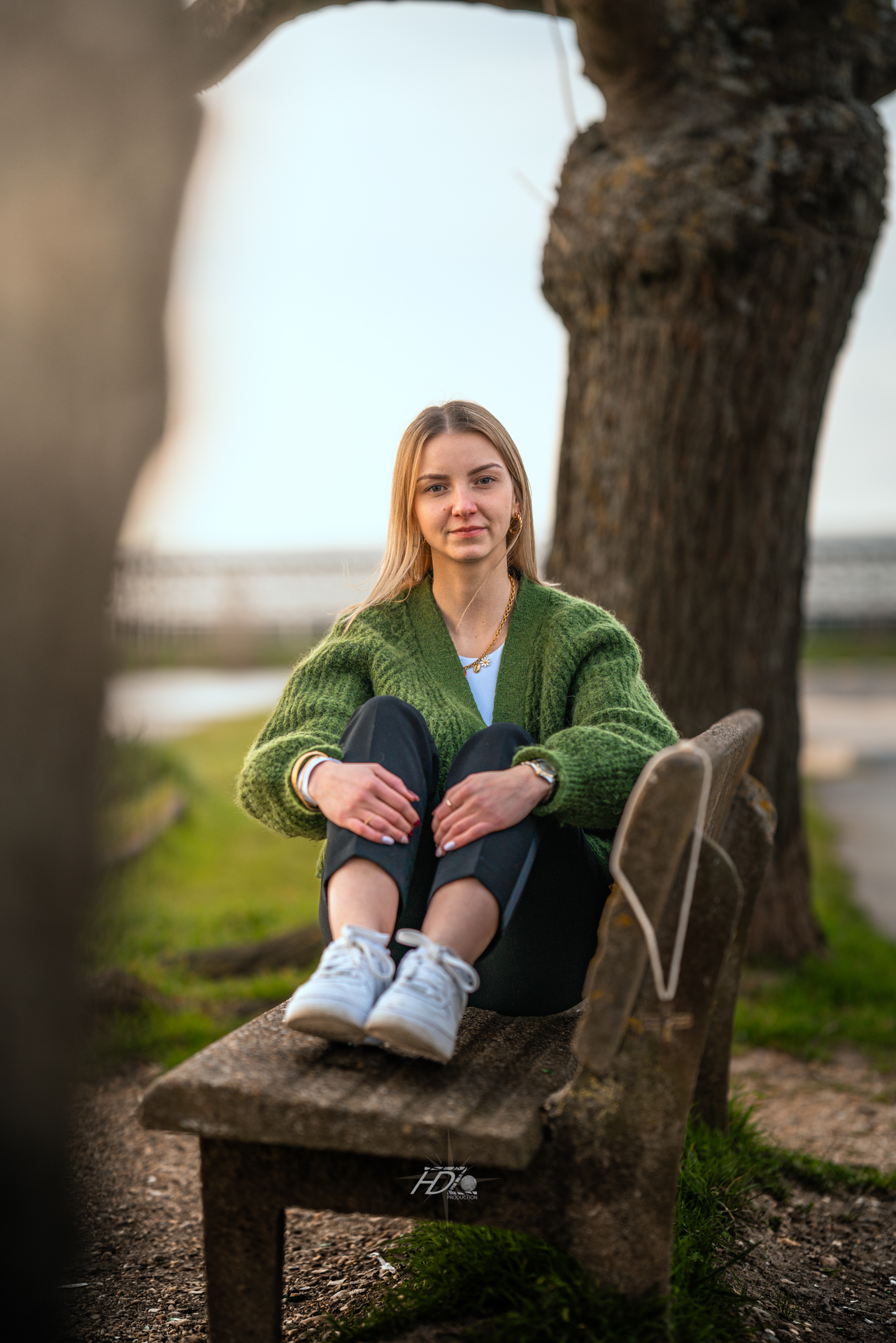 Une femme assise sur un banc lors d'une séance photo immortalisé par leur photographe portrait à Bordeaux.