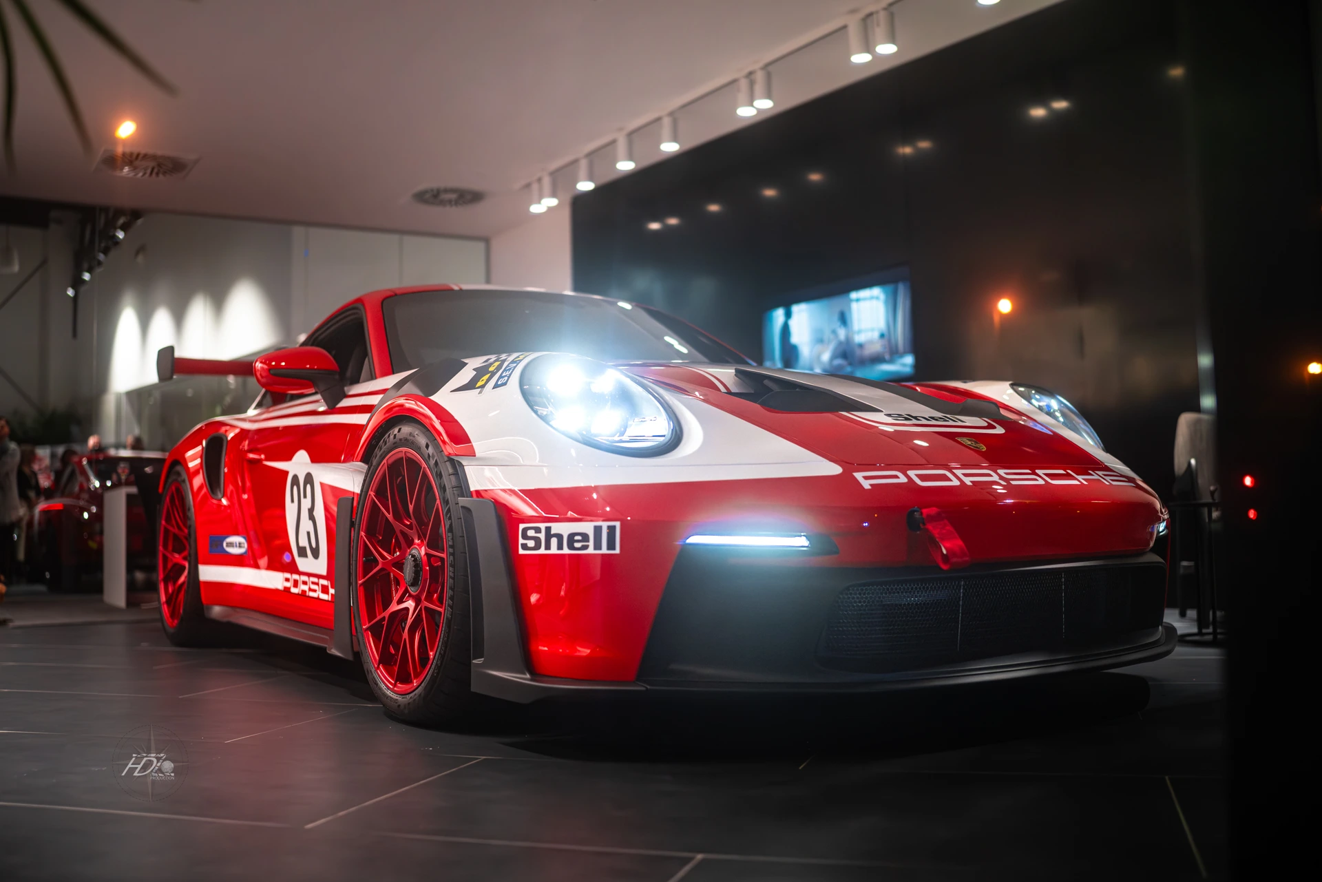 Une voiture de collection présente dans un showroom.