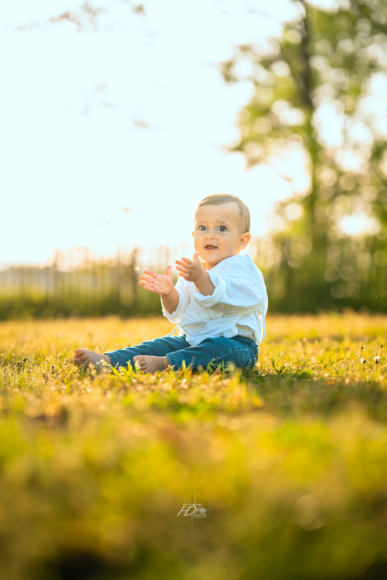 Portrait d'un enfant lors d'un shooting famille au coucher de soleil à Bordeaux immortalisé par leur photographe famille.