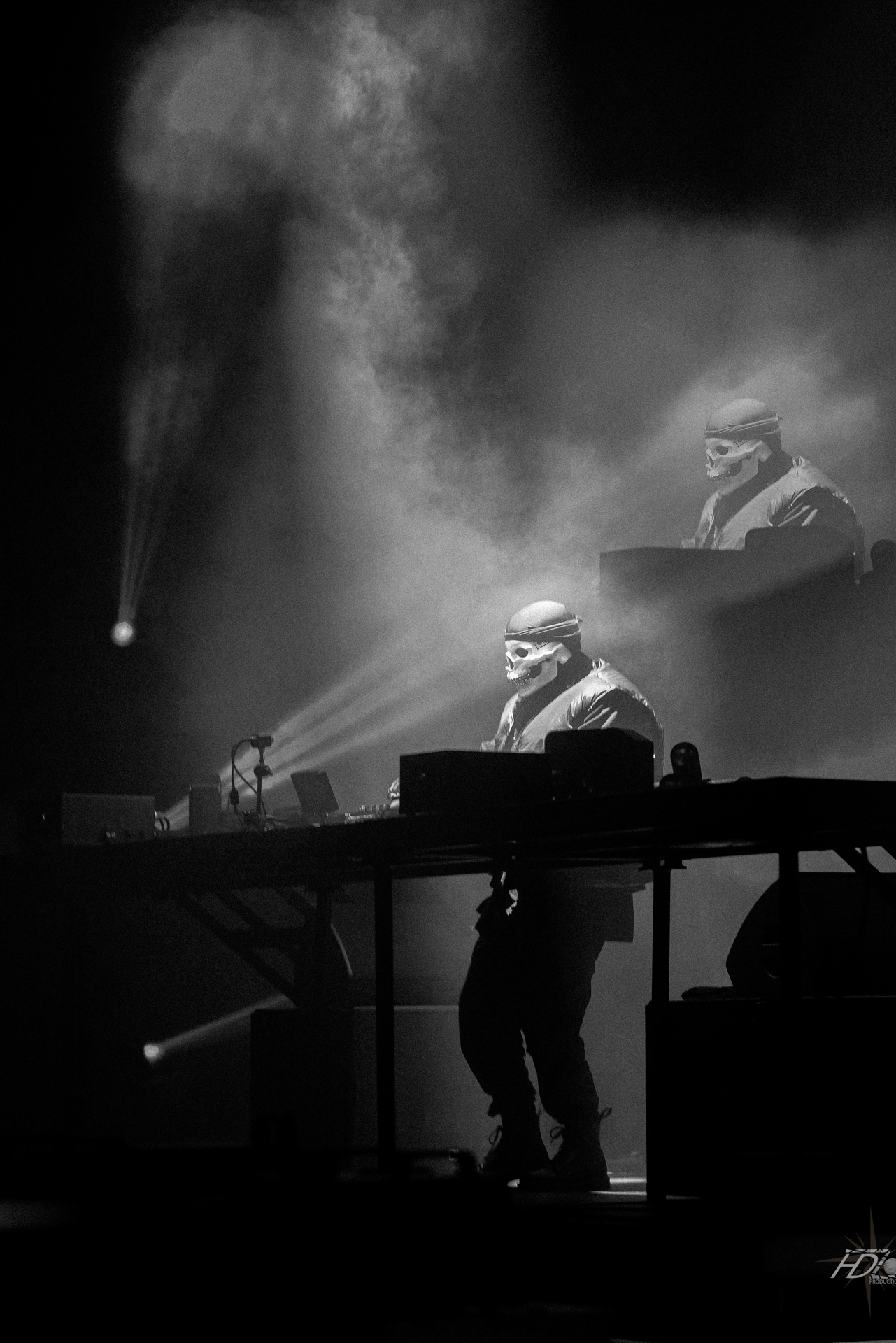 Un portrait du DJ Vladimir Cauchemar lors du festival de musique Garospring à l'Arkea Arena à Bordeaux immortalisé par un photographe de concert.