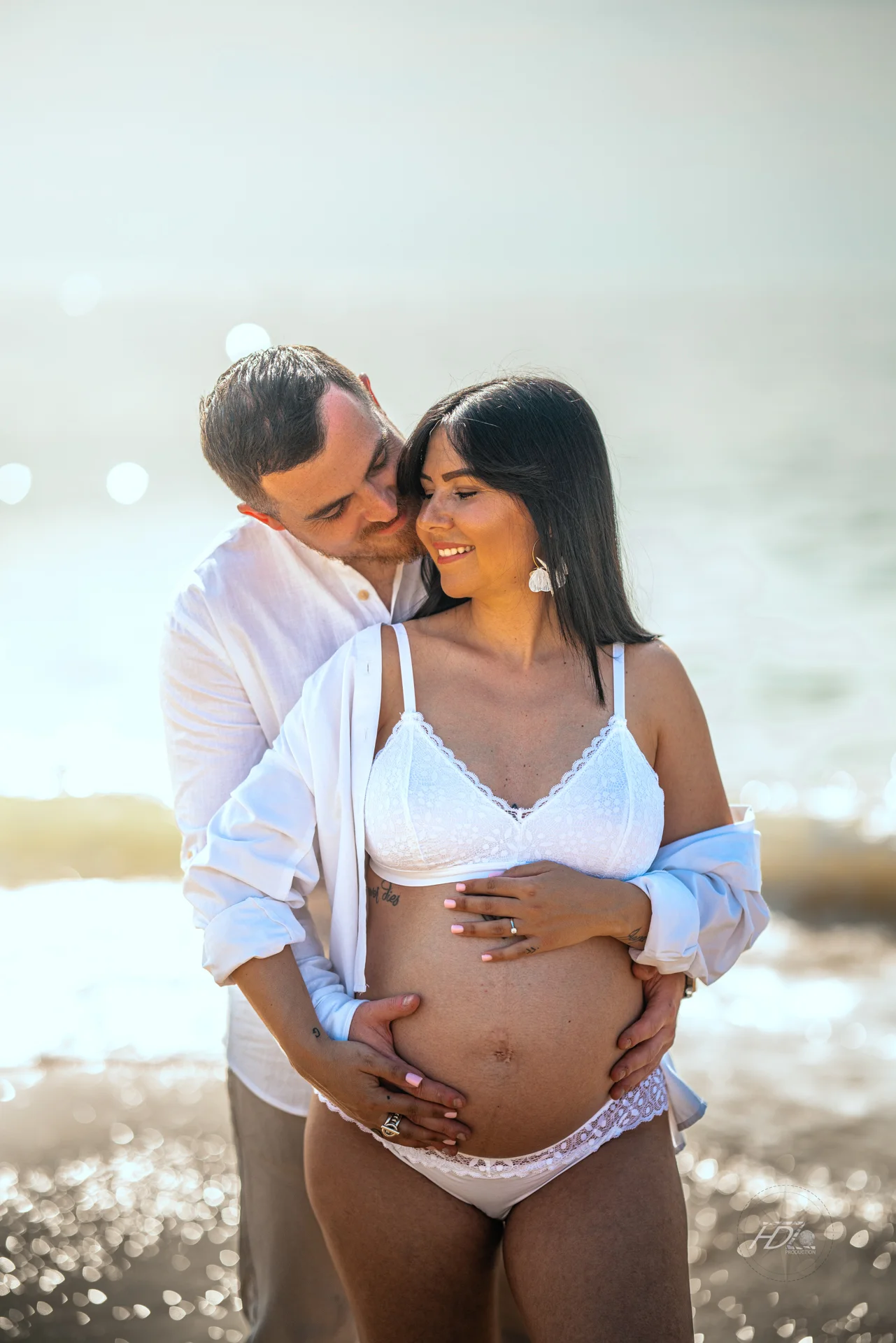 Un moment de complicité pour les futurs parents lors d'un shooting grossesse à la plage au Cap ferret à côté de Bordeaux