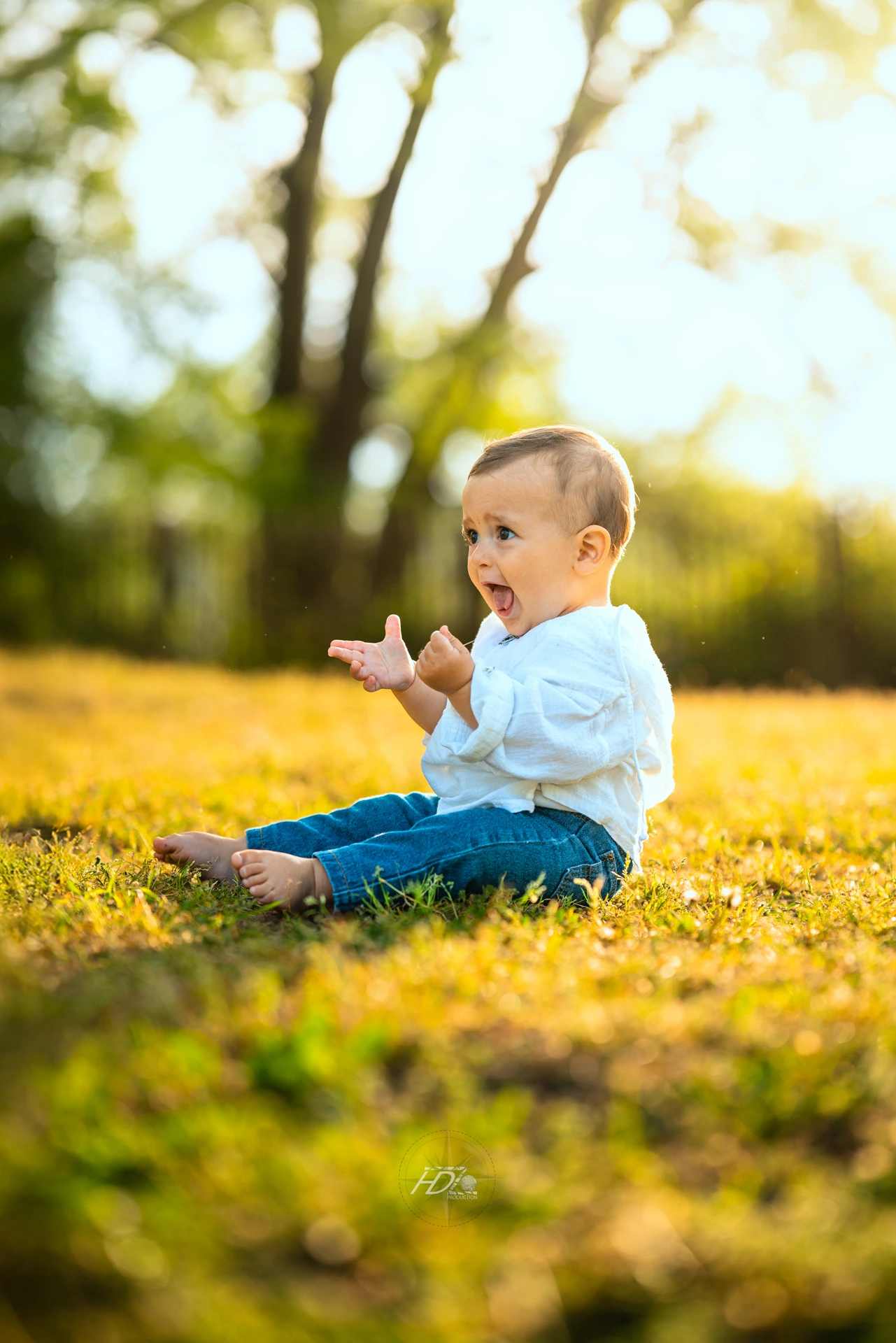 Portrait d'un enfant lors d'un shooting famille au coucher de soleil à Bordeaux immortalisé par leur photographe famille.