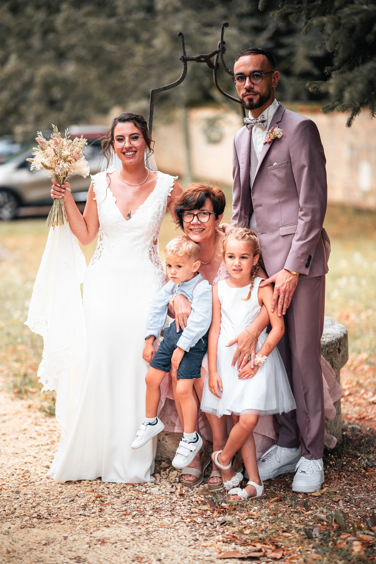 La famille des mariées prise en photo lors de leur mariage à Bordeaux immortalisé par leur photographe mariage.