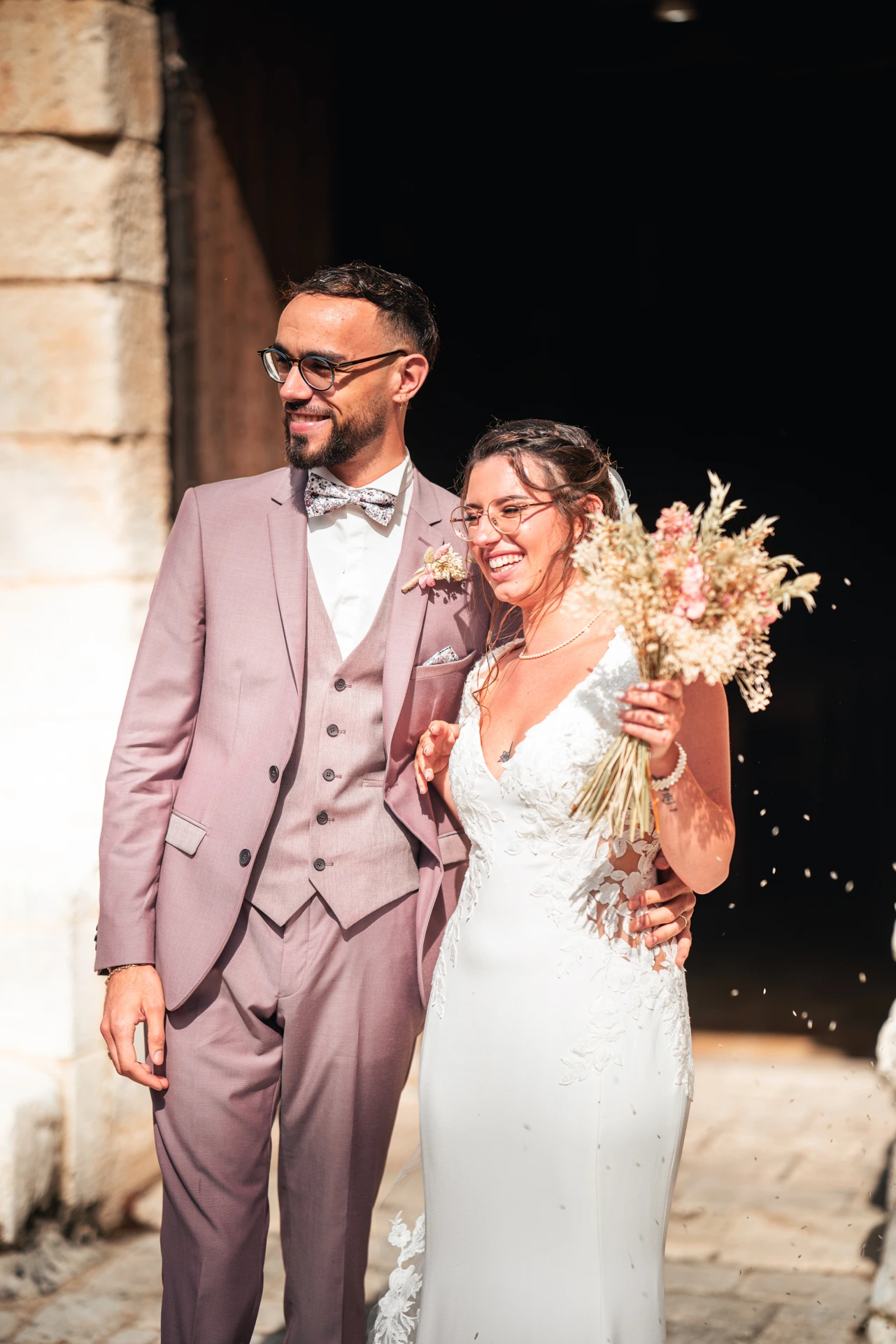 Un portrait des mariées sortant de la cérémonie religieuse à Bordeaux immortalisé par leur photographe mariage.