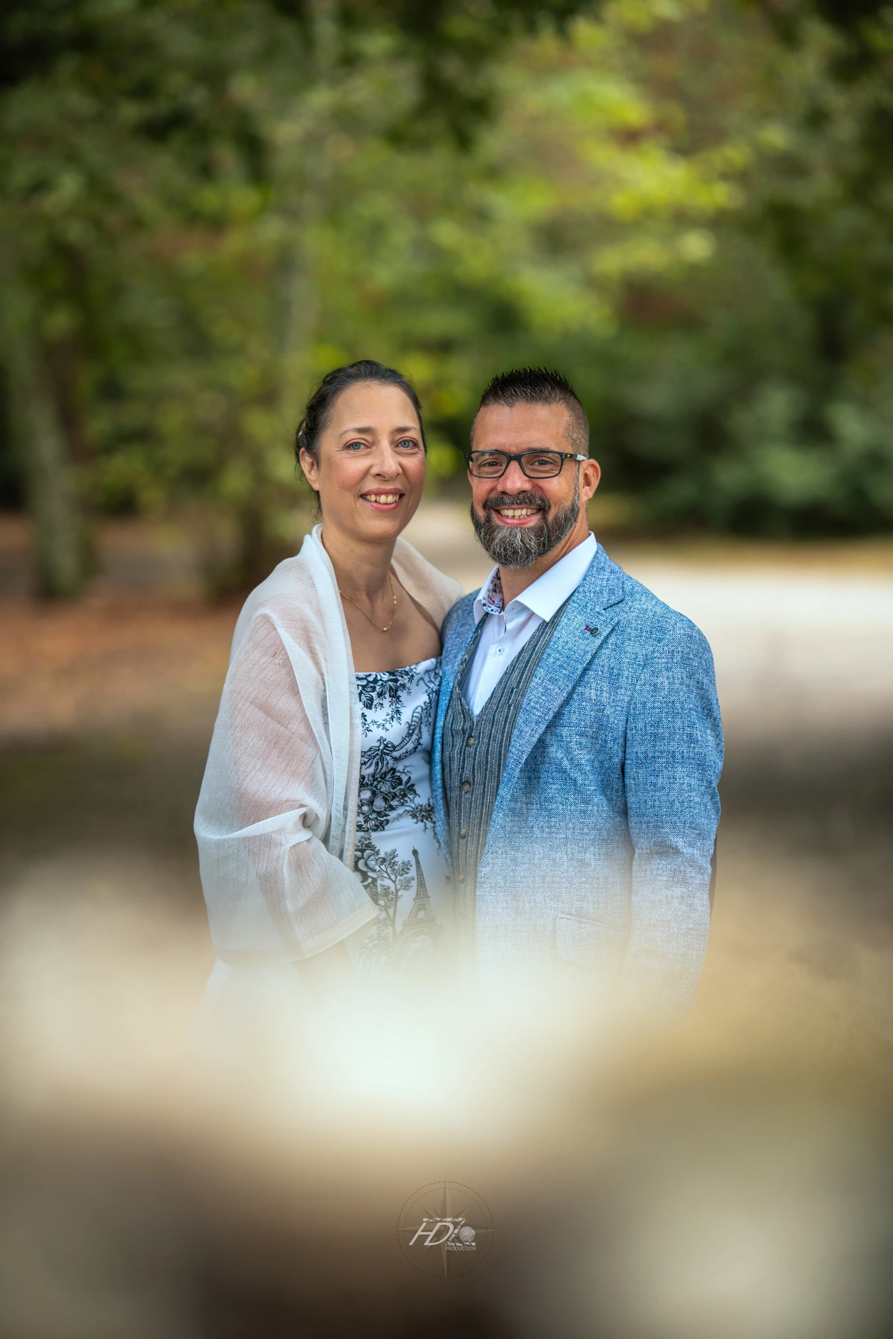 Un portrait des mariées lors de la sortie de la mairie, immortalisé par leur photographe de mariage à Bordeaux.