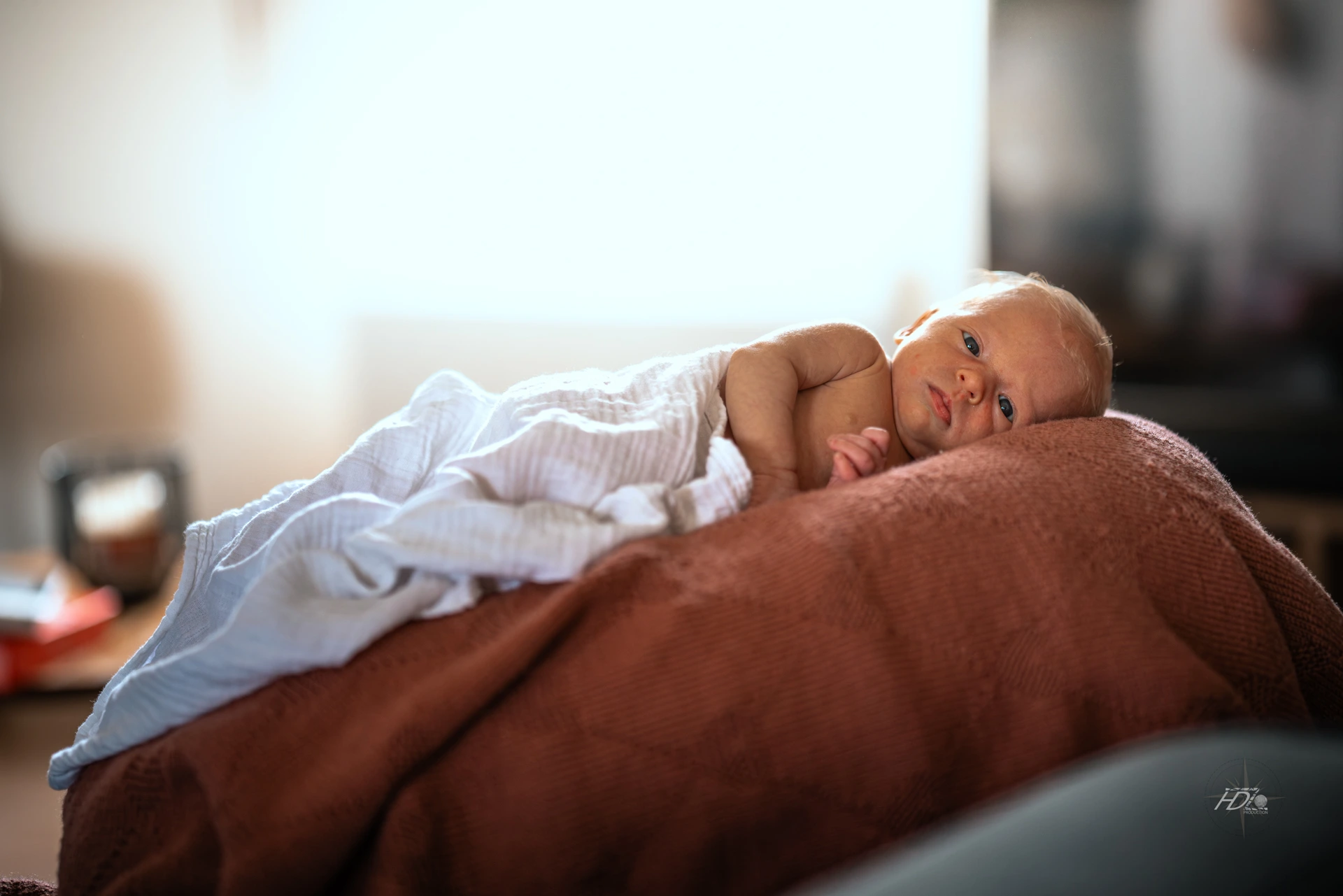 Portrait d'un bébé lors d'un shooting naissance à Tarbes immortalisé par leur photographe naissance.