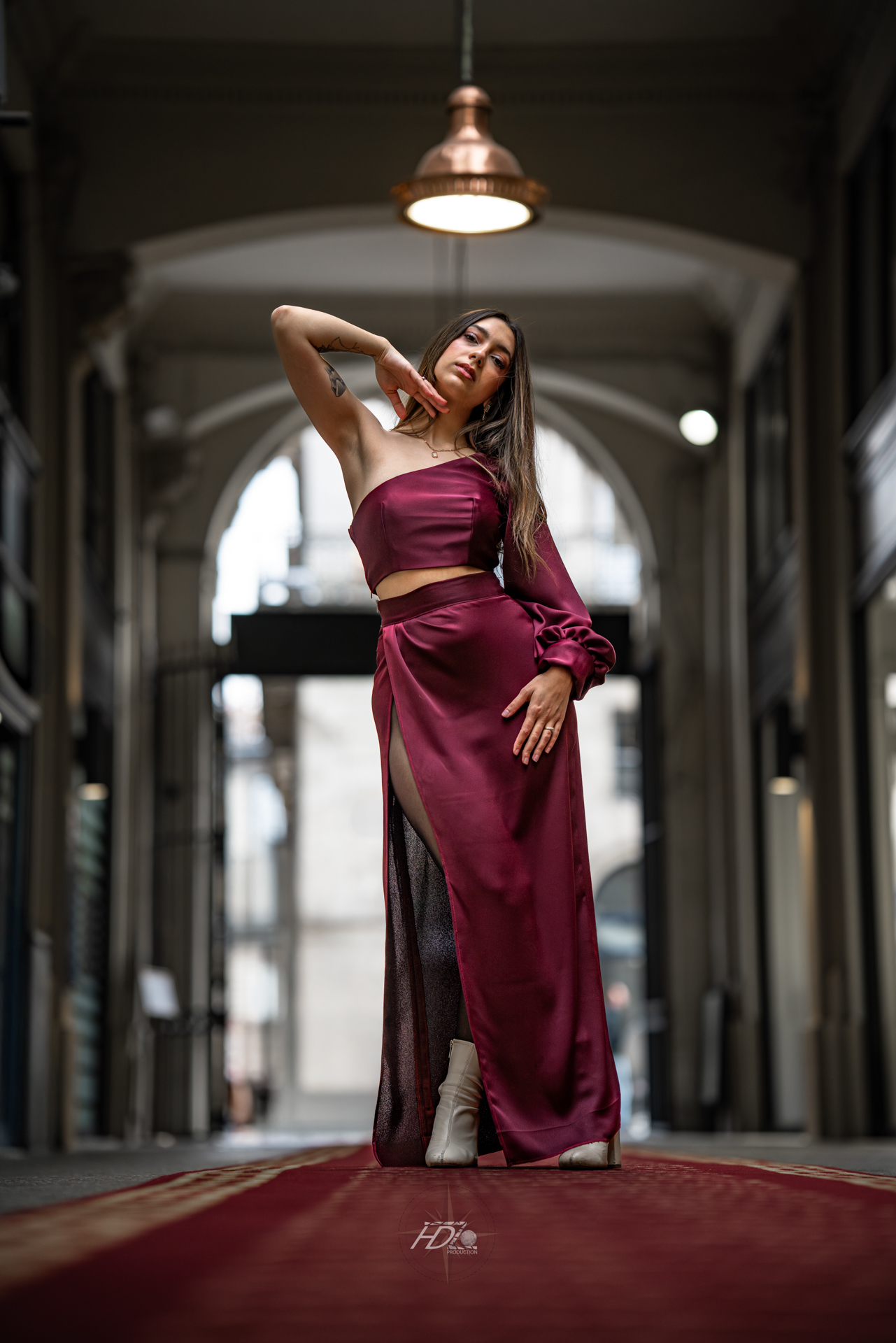 Une mannequin se tenant debout lors d'une séance photo immortalisé par leur photographe portrait à Bordeaux.