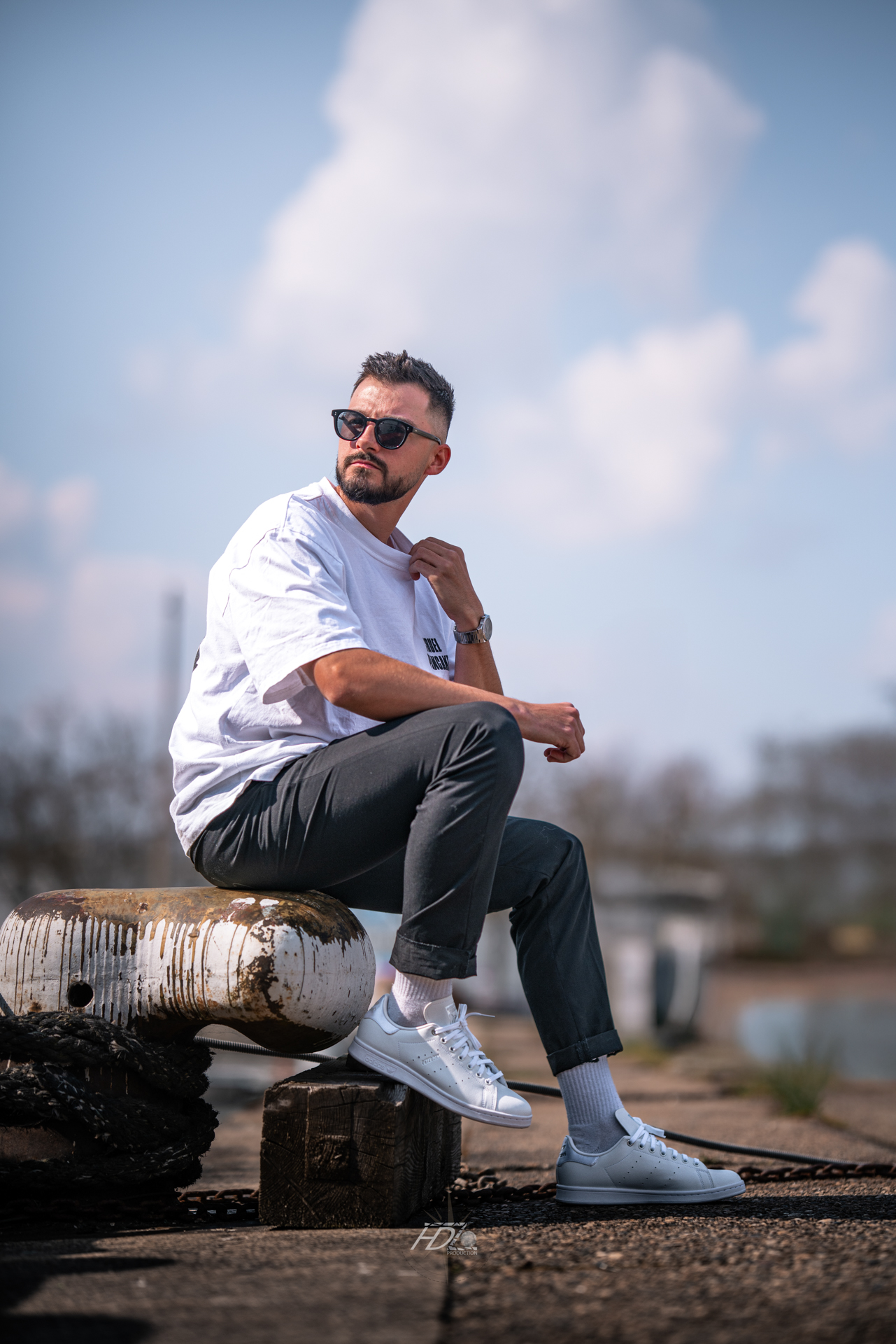 Un mannequin assis lors d'une séance photo immortalisé par leur photographe portrait à Bordeaux.