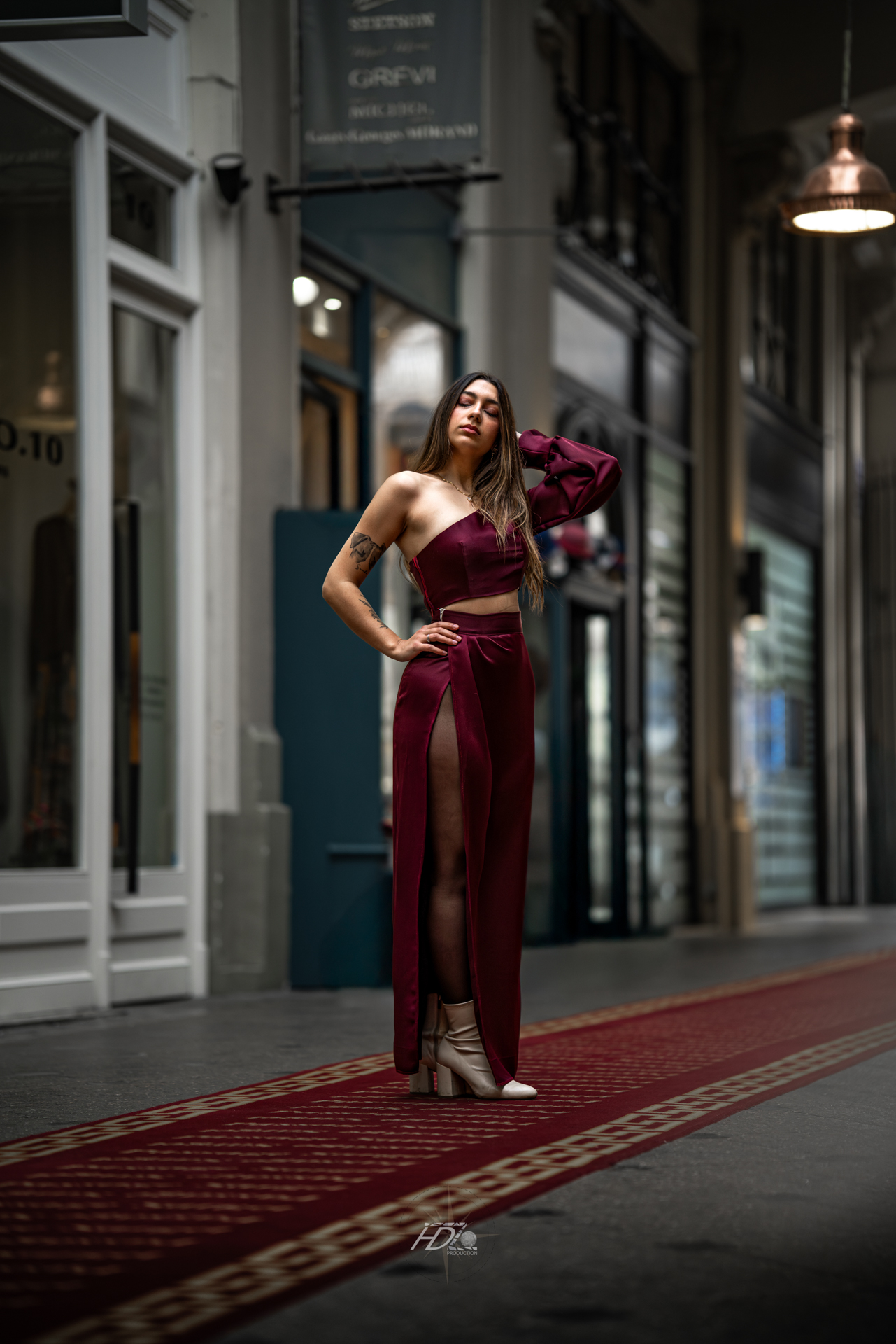 Une mannequin debout lors d'une séance photo immortalisé par leur photographe portrait à Bordeaux.