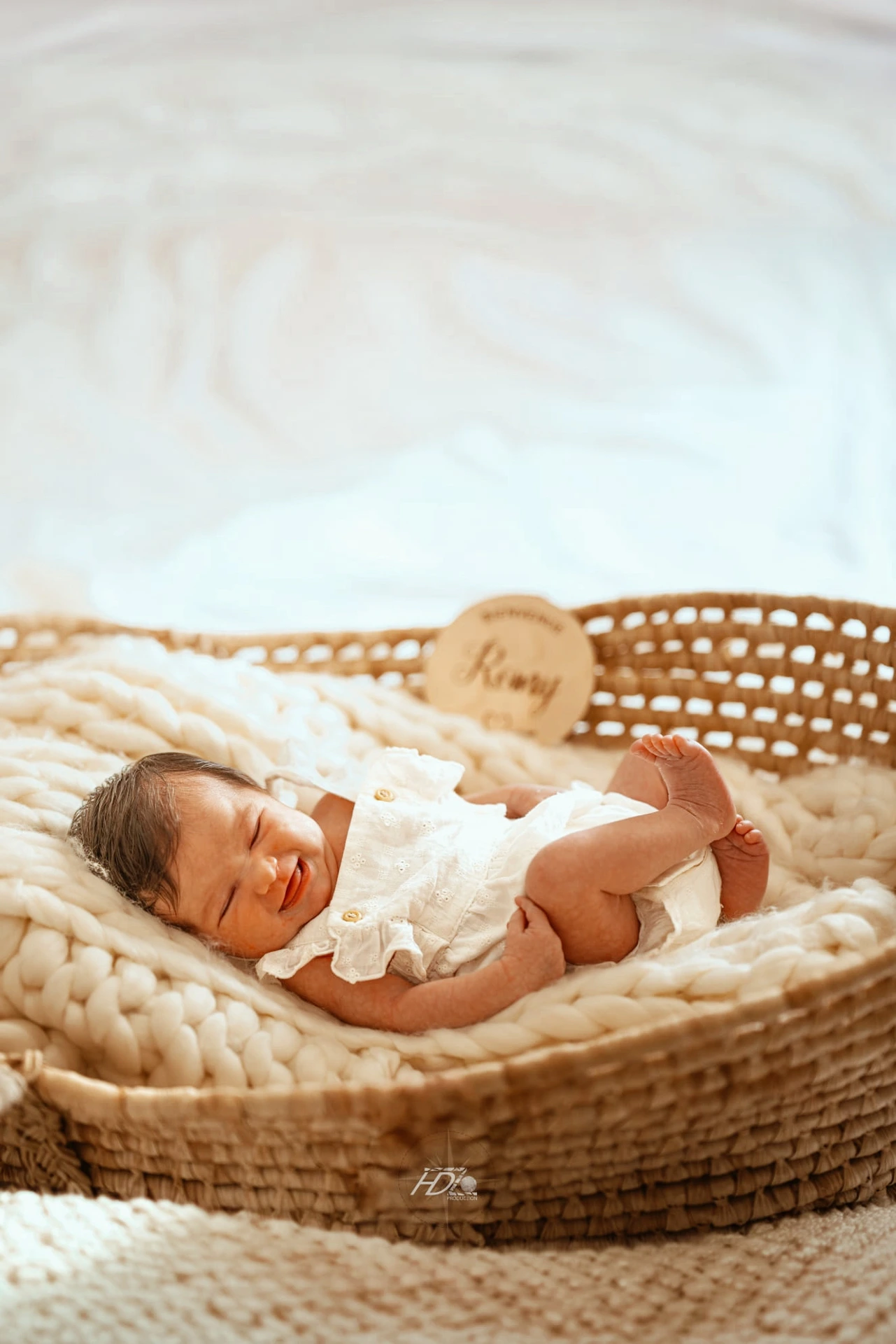 Portrait d'un bébé lors d'un shooting naissance à Bordeaux immortalisé par leur photographe naissance.