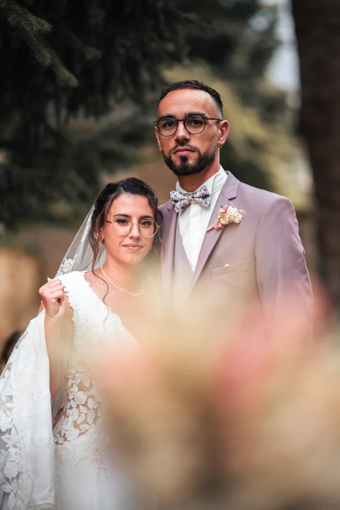 Un portrait des mariées lors de la sortie de l'église pour leur mariage à Bordeaux immortalisé par leur photographe de mariage.
