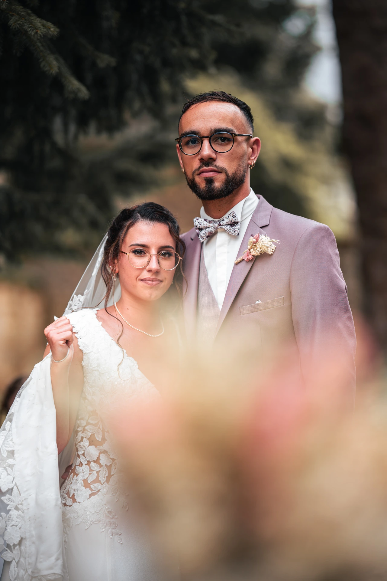 Un portrait des mariées lors de la sortie de l'église pour leur mariage à Bordeaux immortalisé par leur photographe de mariage.