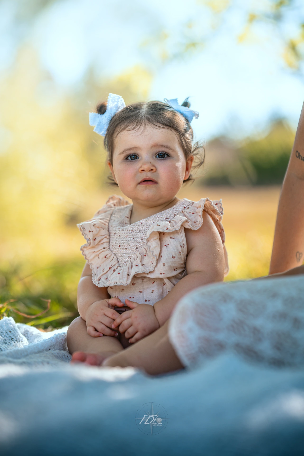Portrait d'un enfant lors d'un shooting famille dans un parc à Bordeaux immortalisé par leur photographe famille.