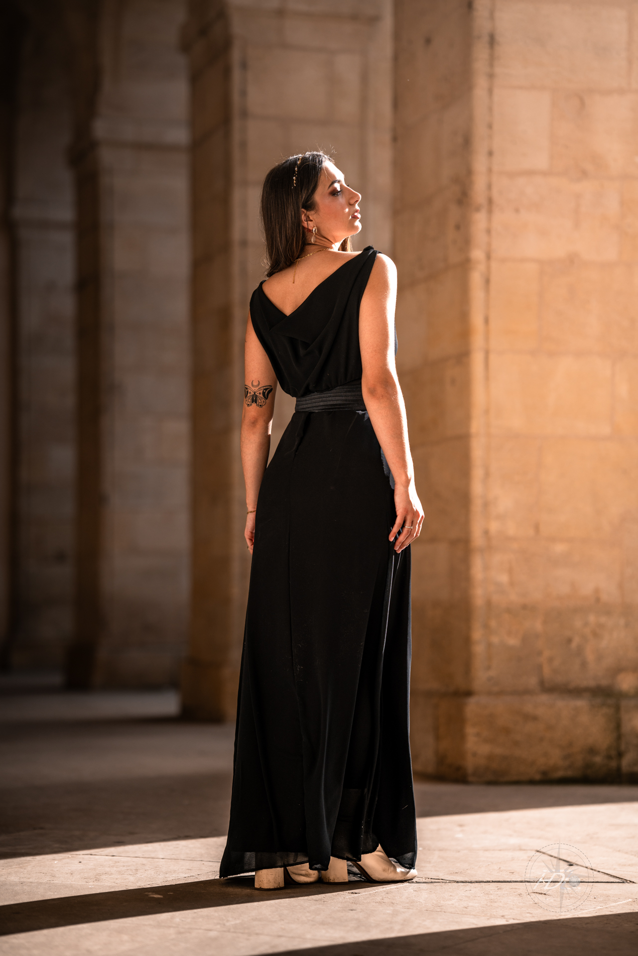 Une mannequin lors d'une séance photo immortalisé par leur photographe portrait à Bordeaux.