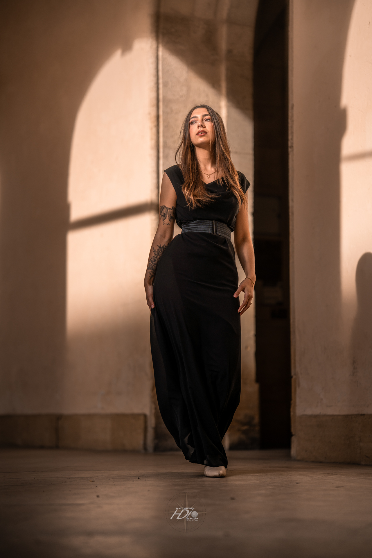 Une mannequin lors d'une séance photo immortalisé par leur photographe portrait à Bordeaux.