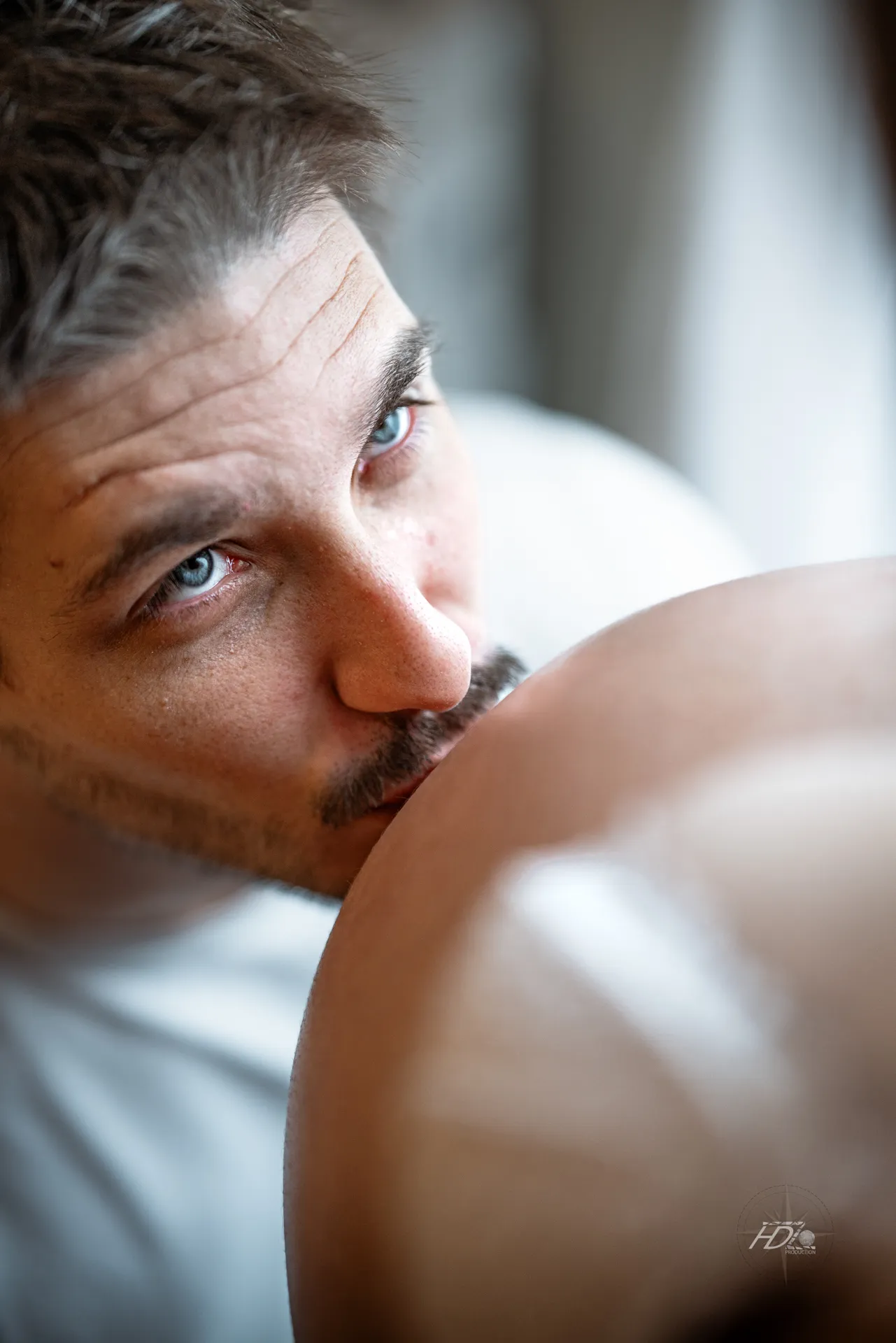 Les yeux du futur papa lors d'un shooting grossesse à domicile à côté de Bordeaux