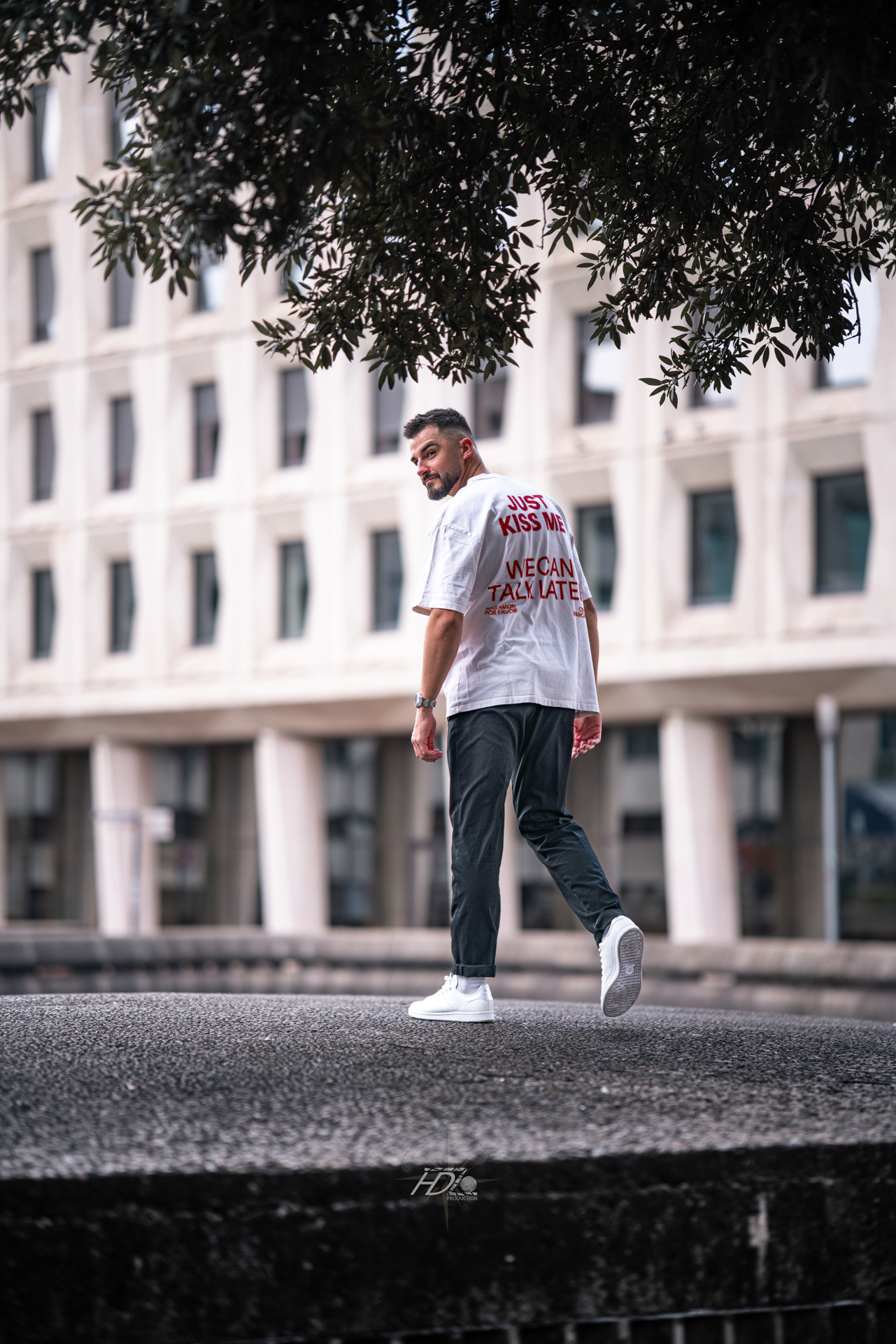 Un mannequin lors d'une séance photo lifestyle immortalisé par leur photographe portrait à Bordeaux.