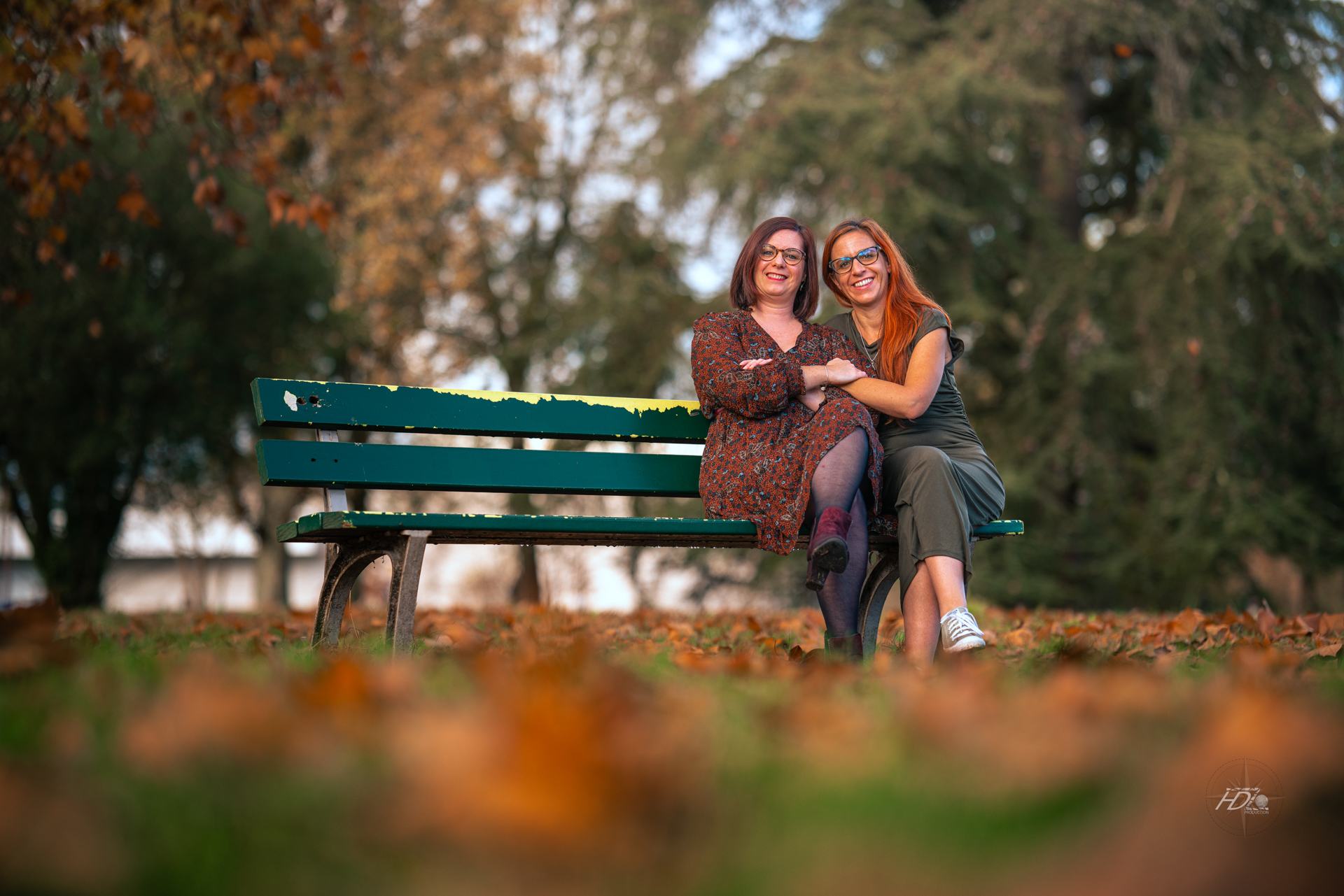 Deux soeurs assise sur un banc lors d'une séance photo immortalisé par leur photographe portrait à Bordeaux aux couleurs d'automne.