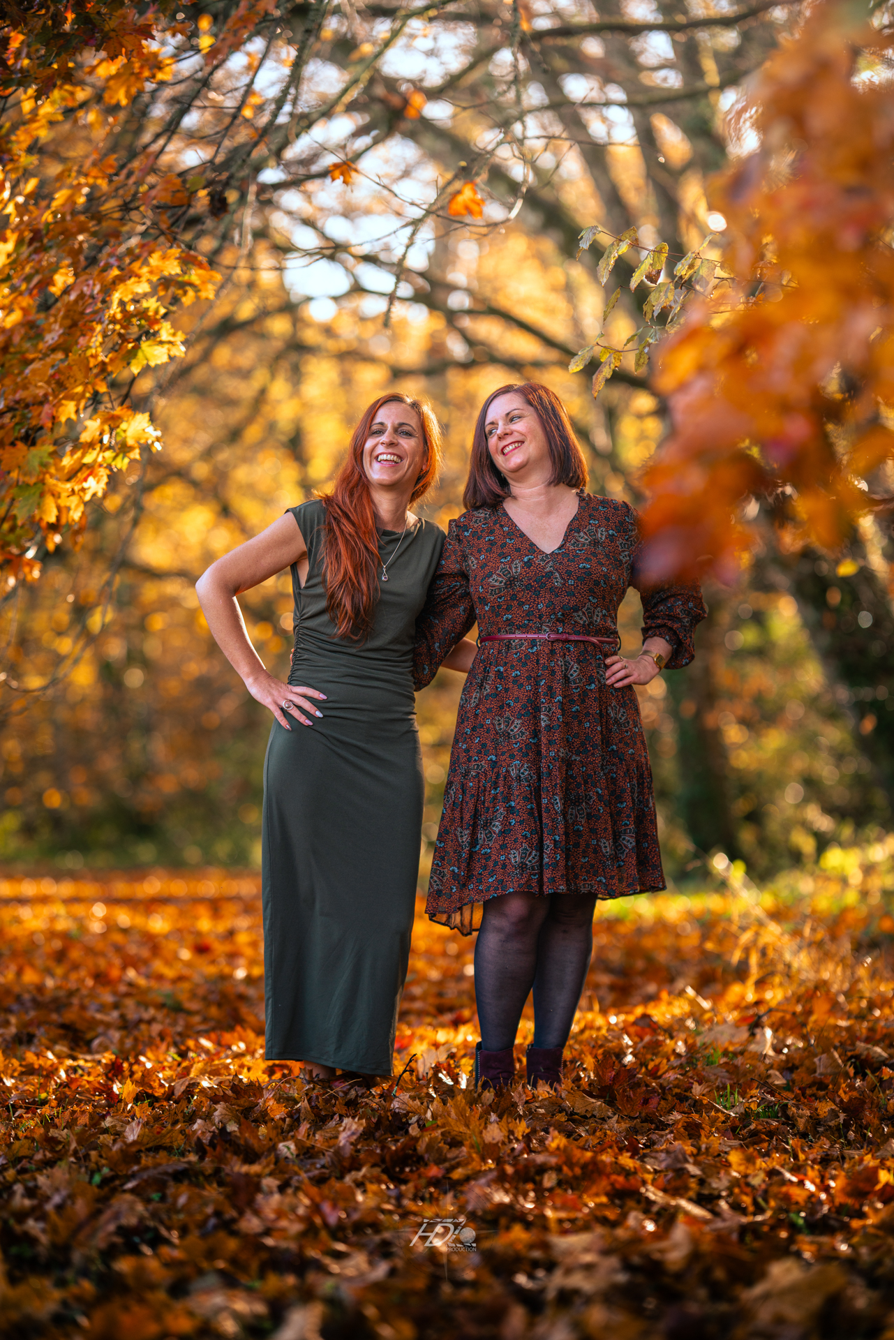 Deux soeurs debout lors d'une séance photo immortalisé par leur photographe portrait à Bordeaux aux couleurs d'automne.