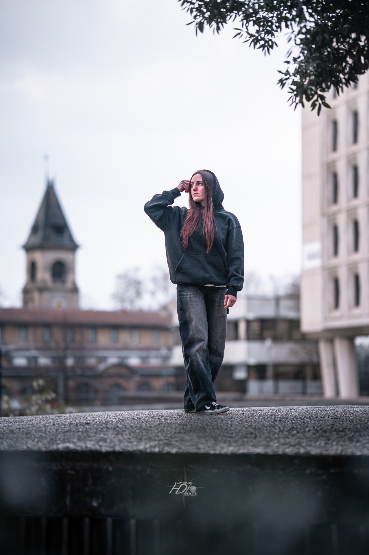 Une mannequin lors d'une séance photo lifestyle immortalisé par leur photographe portrait à Bordeaux.