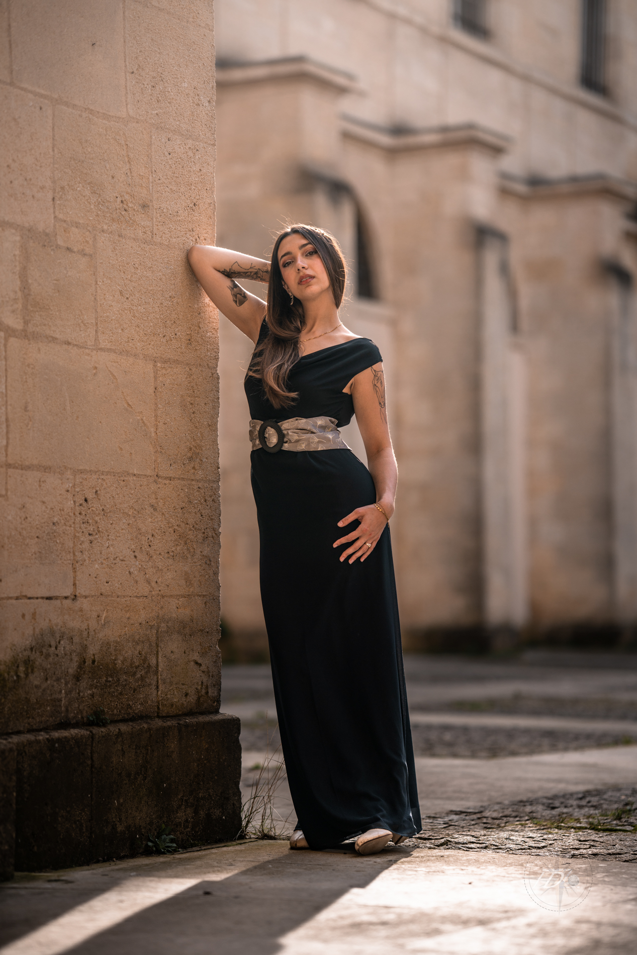 Une mannequin lors d'une séance photo immortalisé par leur photographe portrait à Bordeaux.