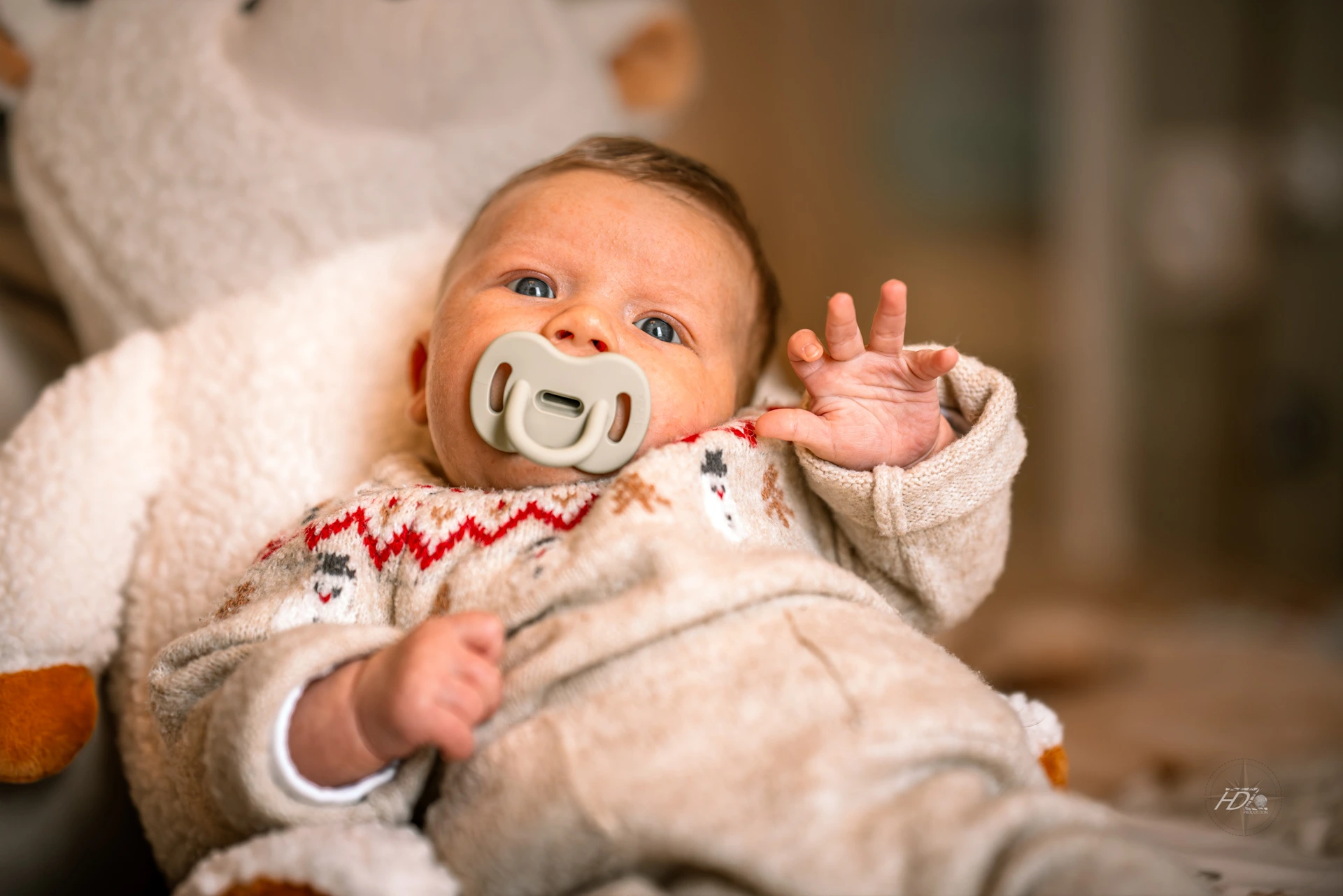 Portrait d'un bébé lors d'un shooting naissance à Bordeaux immortalisé par leur photographe naissance.