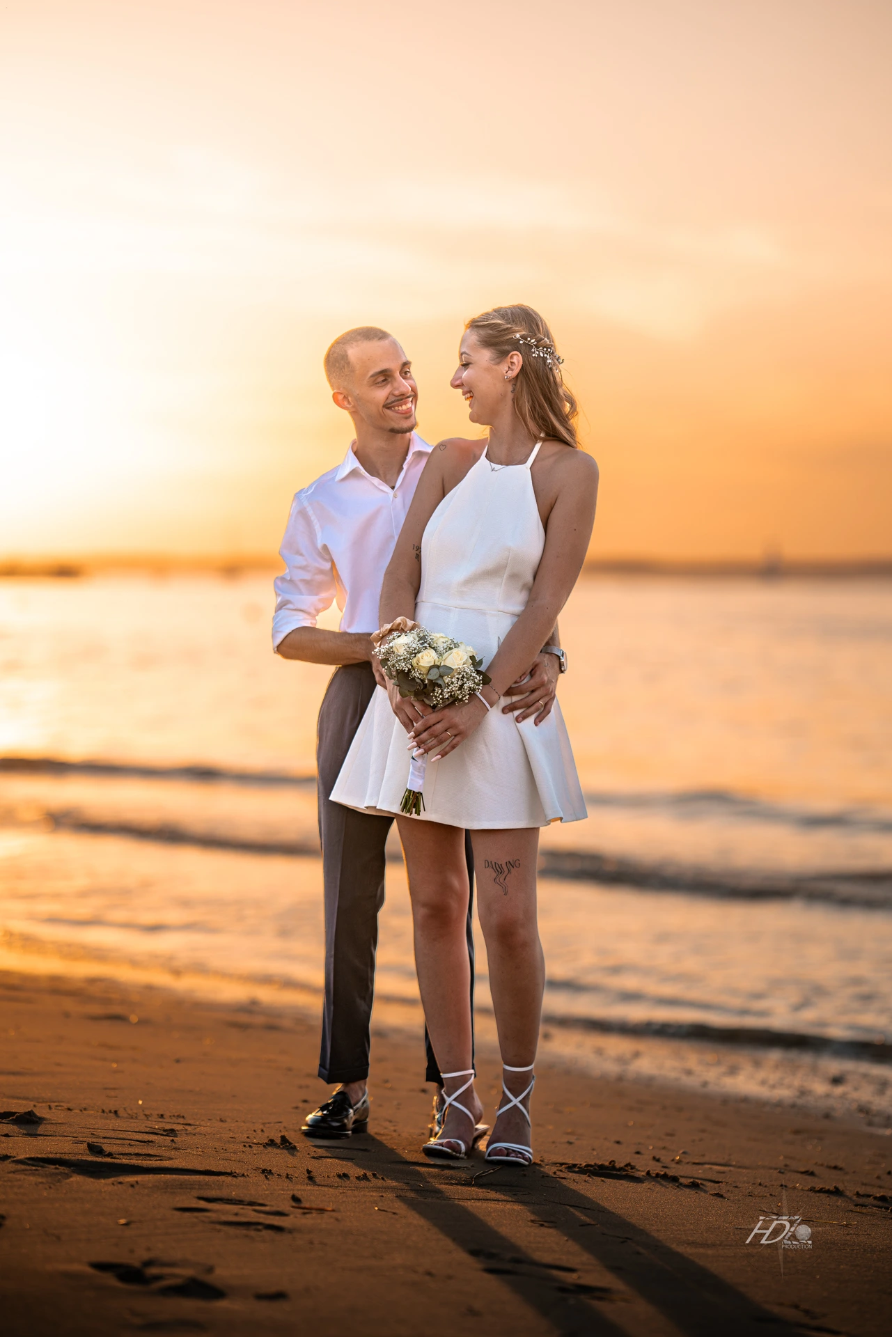 Un portrait des mariées à la plage à Arcachon lors de leur mariage immortalisé par leur photographe mariage.